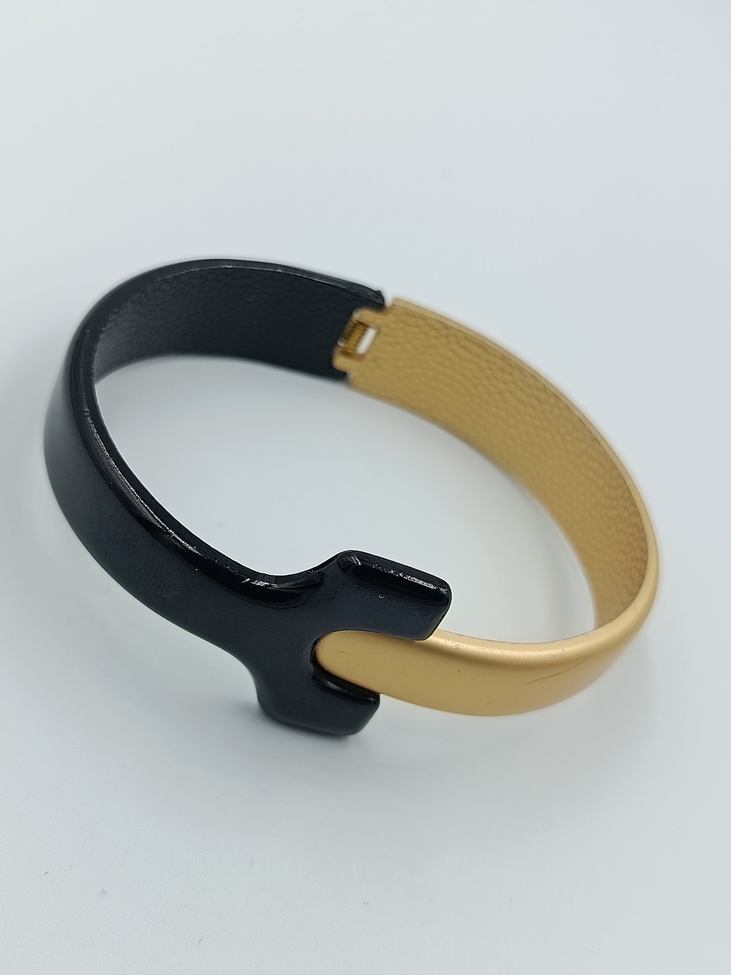 Moderner Armreif in Schwarz und Gold im minimalistischen Design