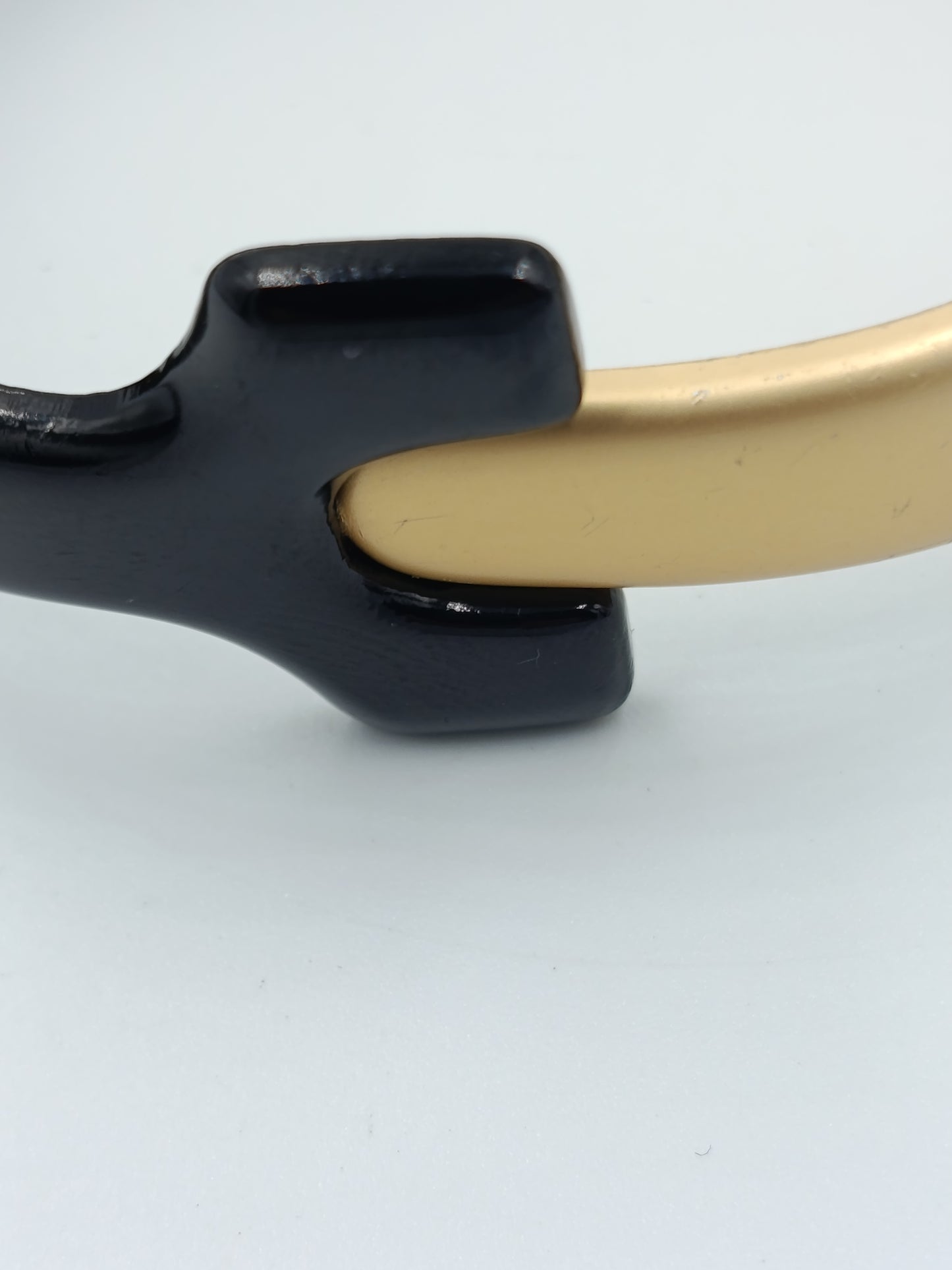 Moderner Armreif in Schwarz und Gold im minimalistischen Design