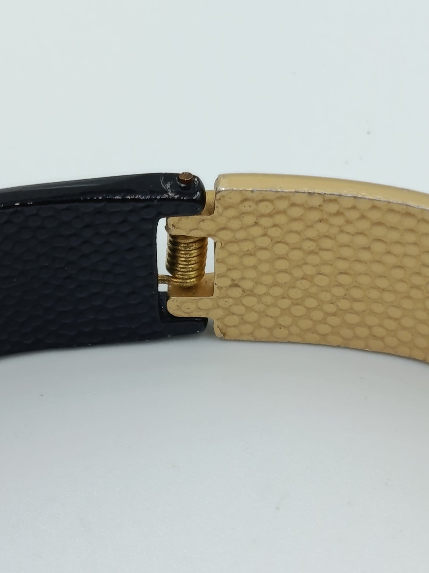 Moderner Armreif in Schwarz und Gold im minimalistischen Design