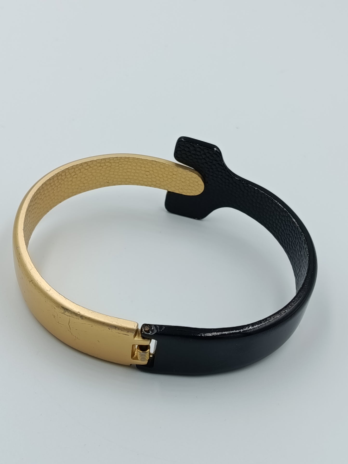 Moderner Armreif in Schwarz und Gold im minimalistischen Design