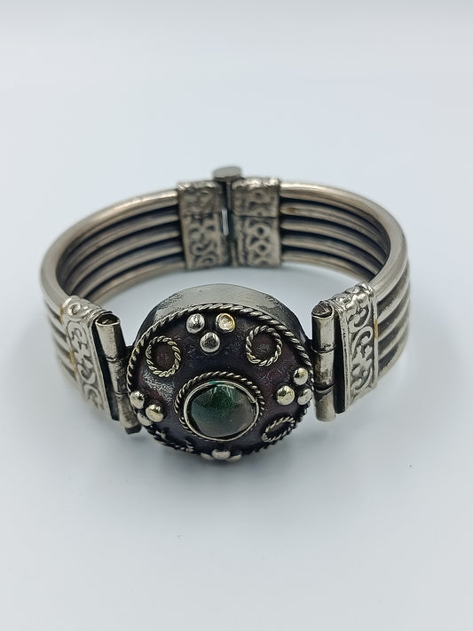 Antiker Armreif im Ethno Stil mit grünem Stein und verzierten Ornamenten
