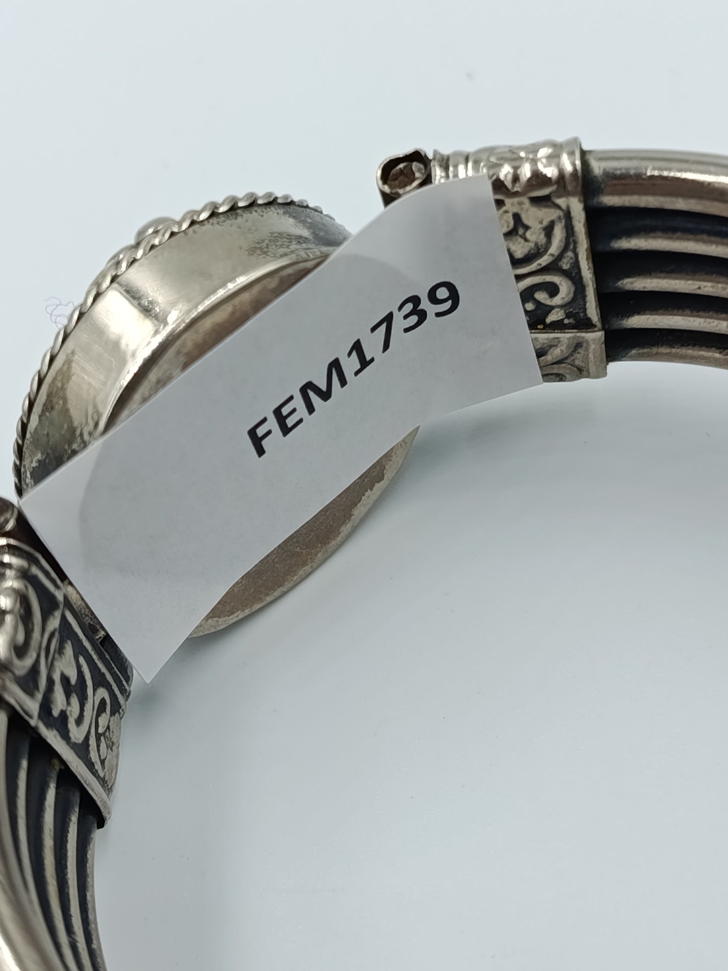Antiker Armreif im Ethno Stil mit grünem Stein und verzierten Ornamenten