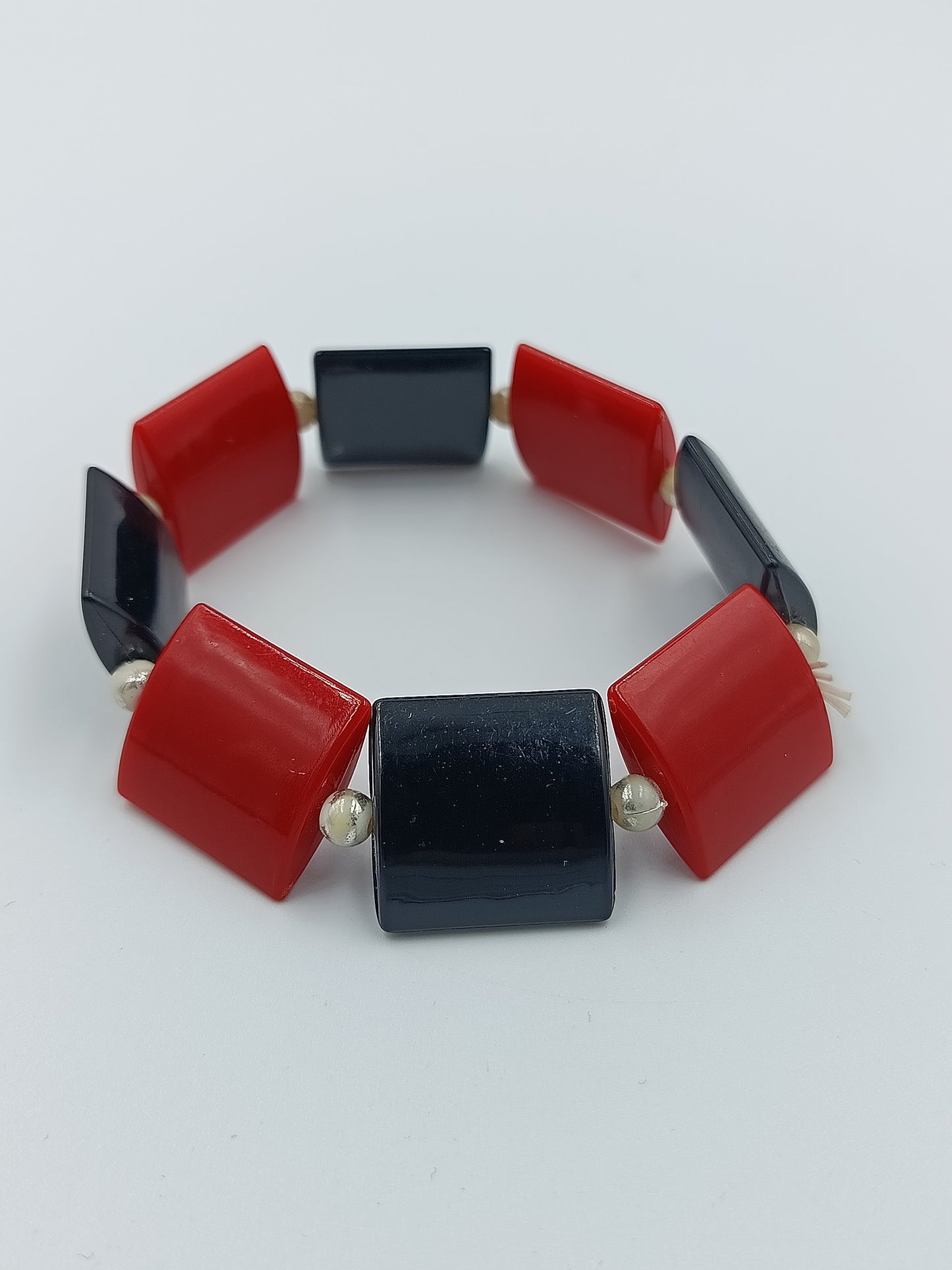 Elastisches Armband mit roten und schwarzen Elementen im modernen Design