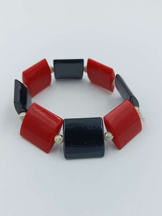 Elastisches Armband mit roten und schwarzen Elementen im modernen Design
