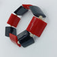 Elastisches Armband mit roten und schwarzen Elementen im modernen Design