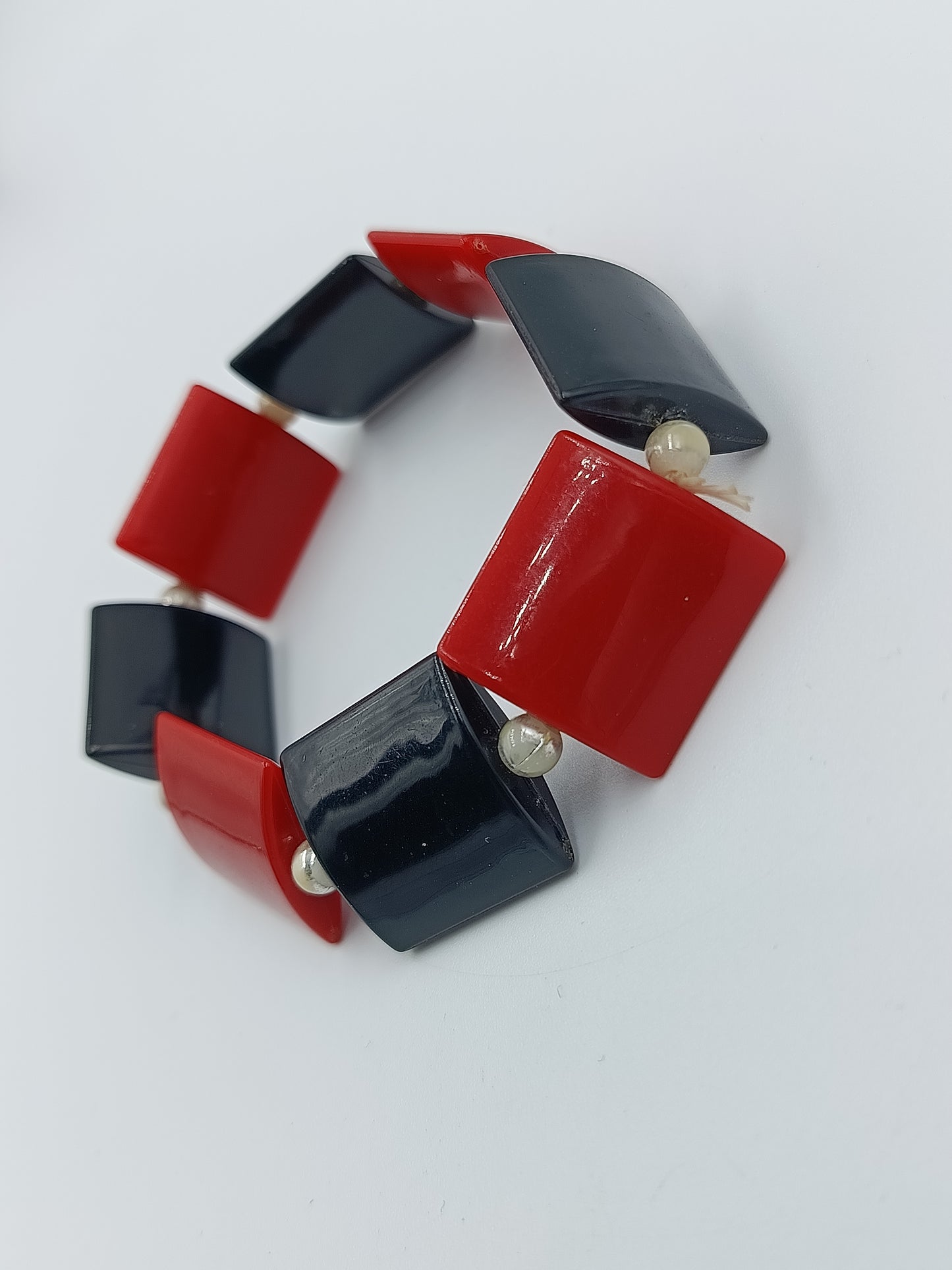 Elastisches Armband mit roten und schwarzen Elementen im modernen Design