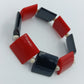 Elastisches Armband mit roten und schwarzen Elementen im modernen Design