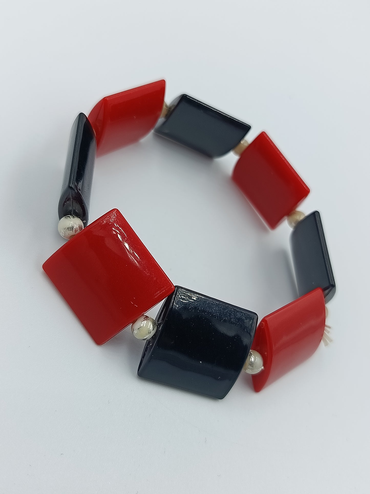 Elastisches Armband mit roten und schwarzen Elementen im modernen Design
