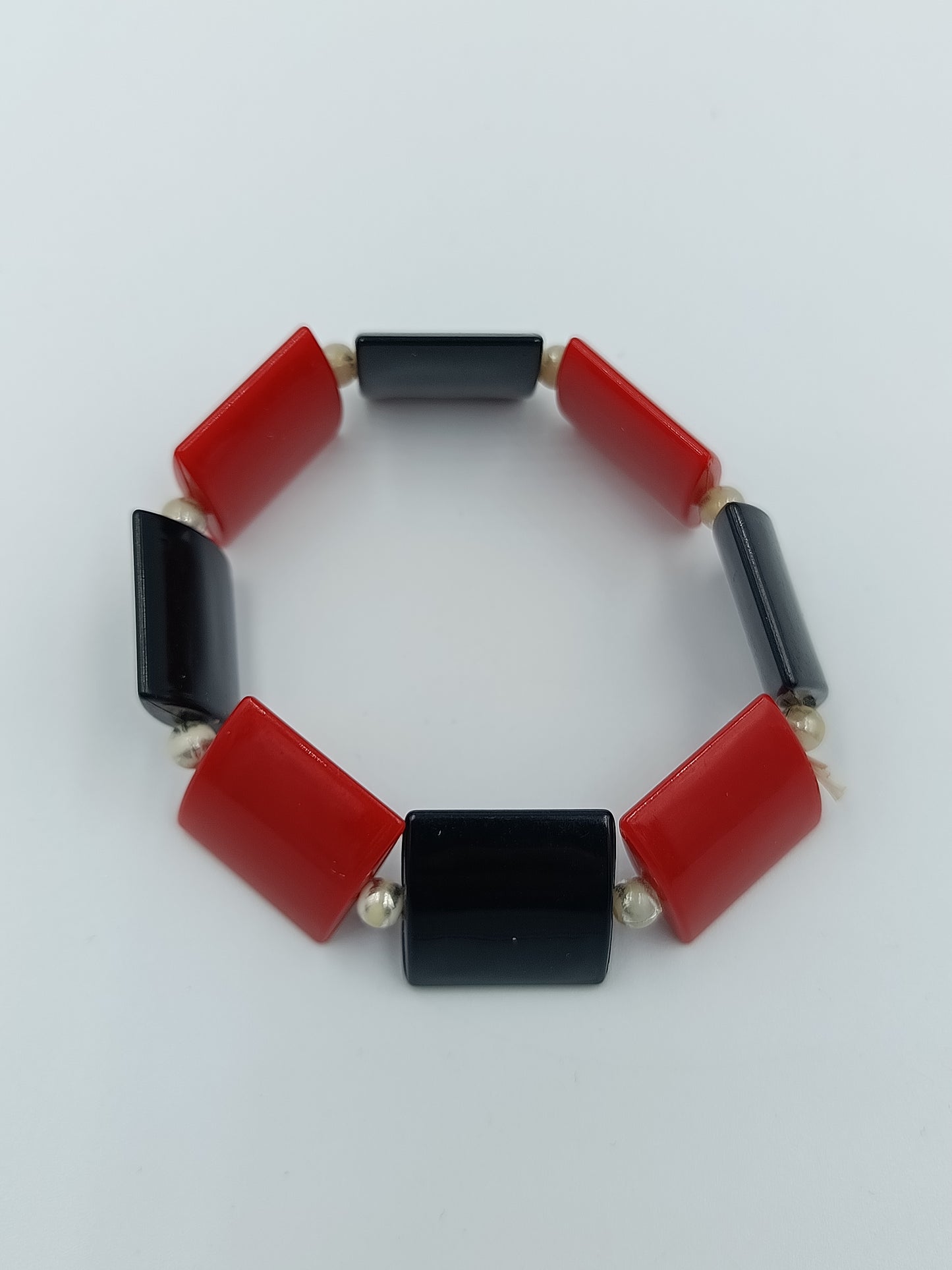 Elastisches Armband mit roten und schwarzen Elementen im modernen Design