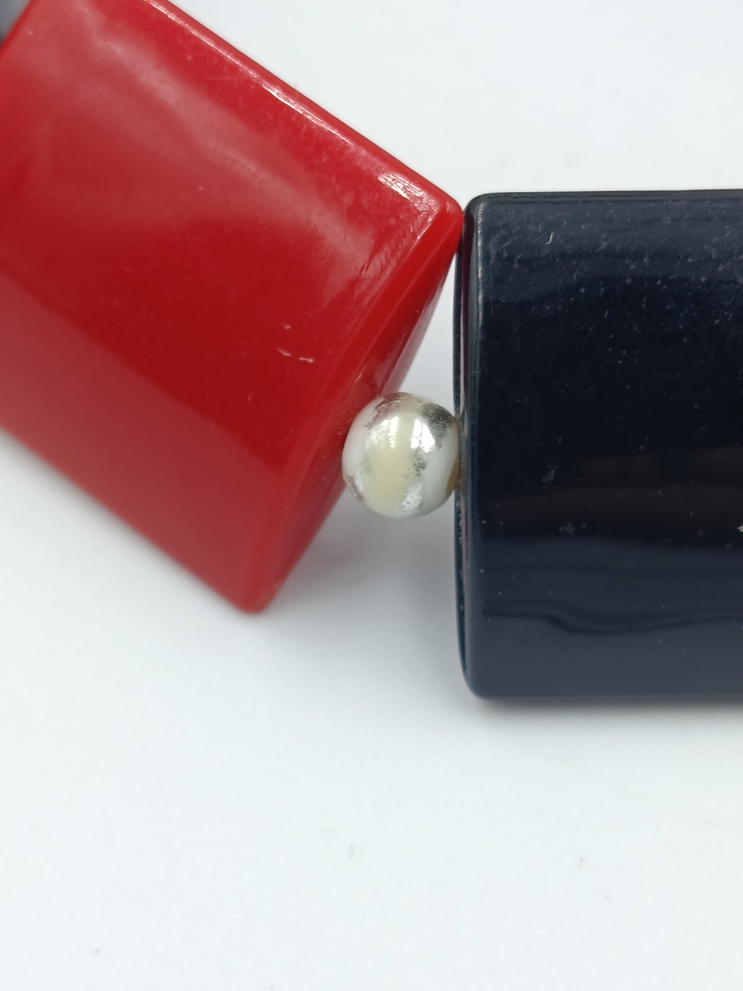 Elastisches Armband mit roten und schwarzen Elementen im modernen Design