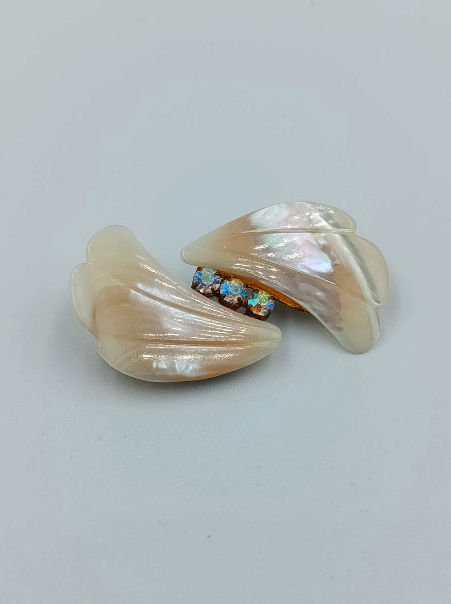 Vintage Brosche in Blütenform mit Perlmuttoptik und Strasssteinen