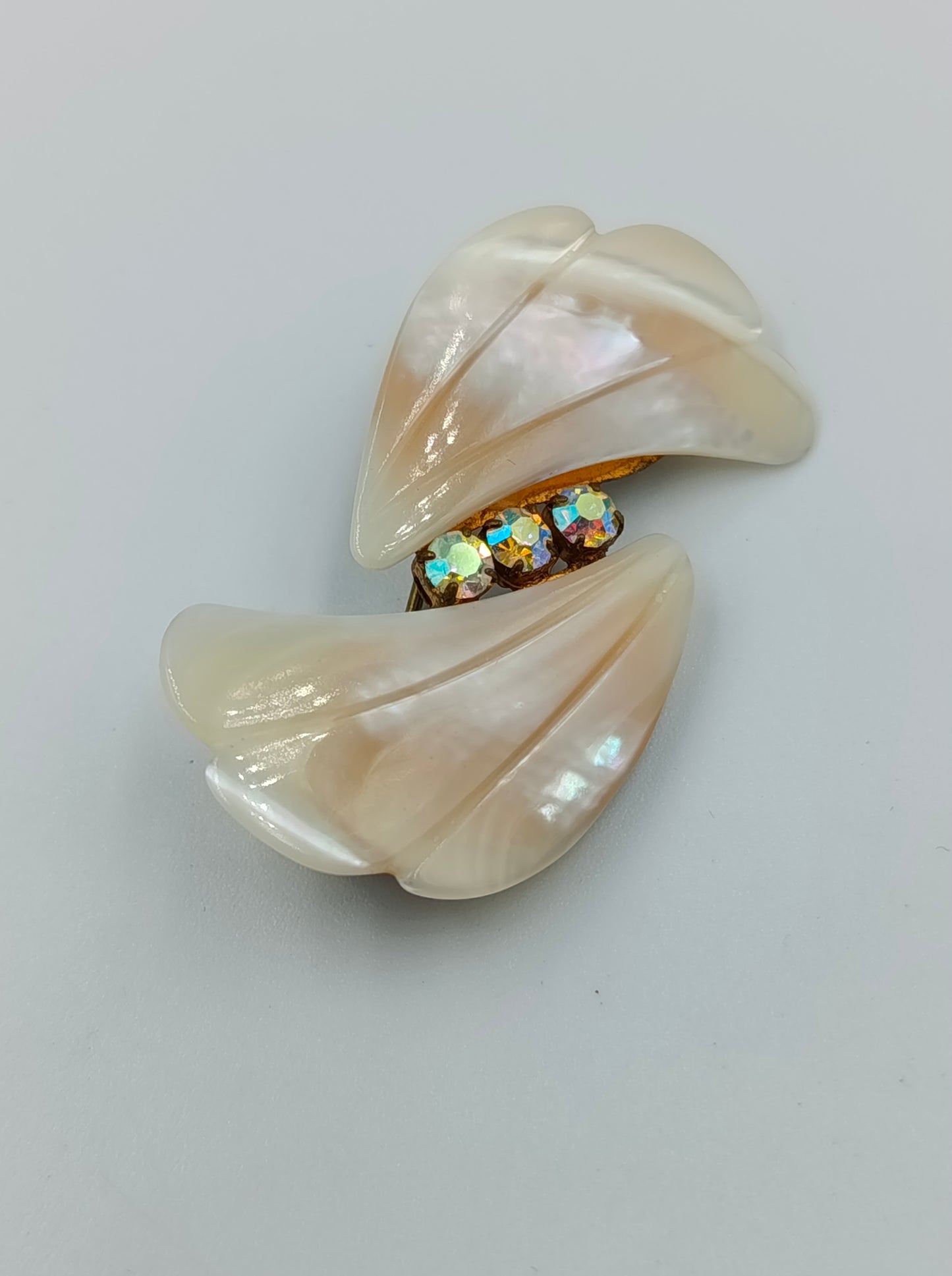 Vintage Brosche in Blütenform mit Perlmuttoptik und Strasssteinen