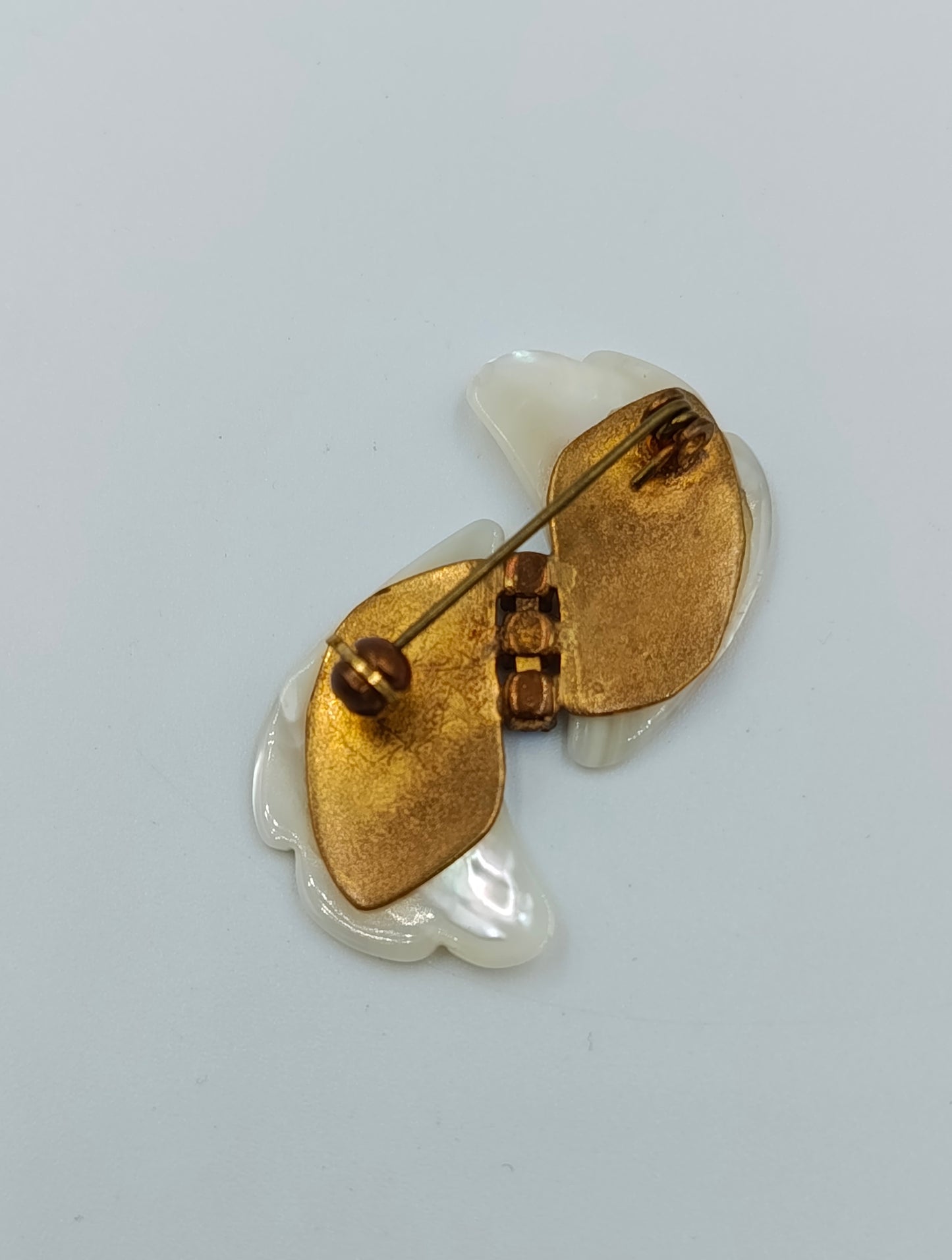 Vintage Brosche in Blütenform mit Perlmuttoptik und Strasssteinen