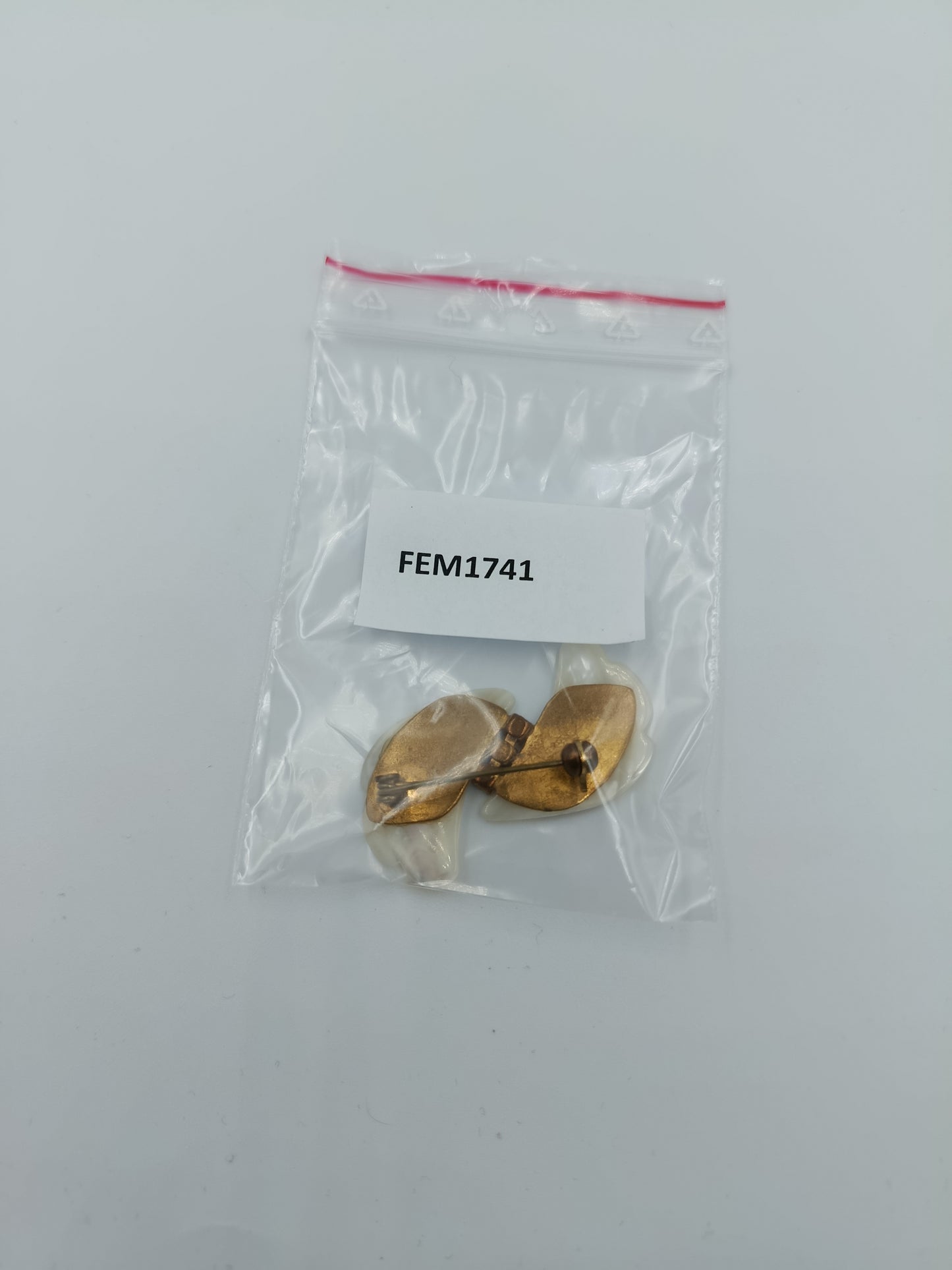Vintage Brosche in Blütenform mit Perlmuttoptik und Strasssteinen