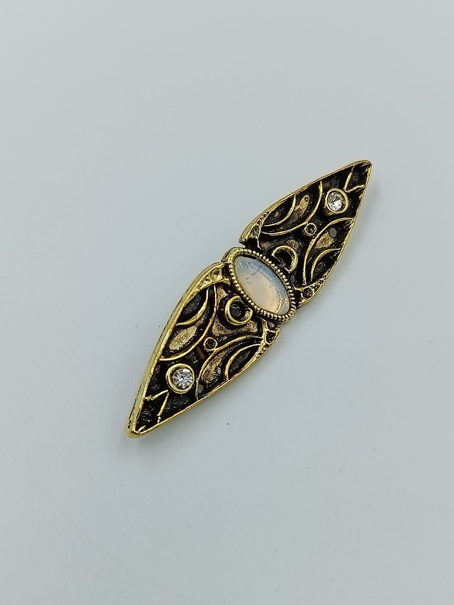 Vintage Brosche in länglicher Form mit Ornamentmuster und Strassdetail