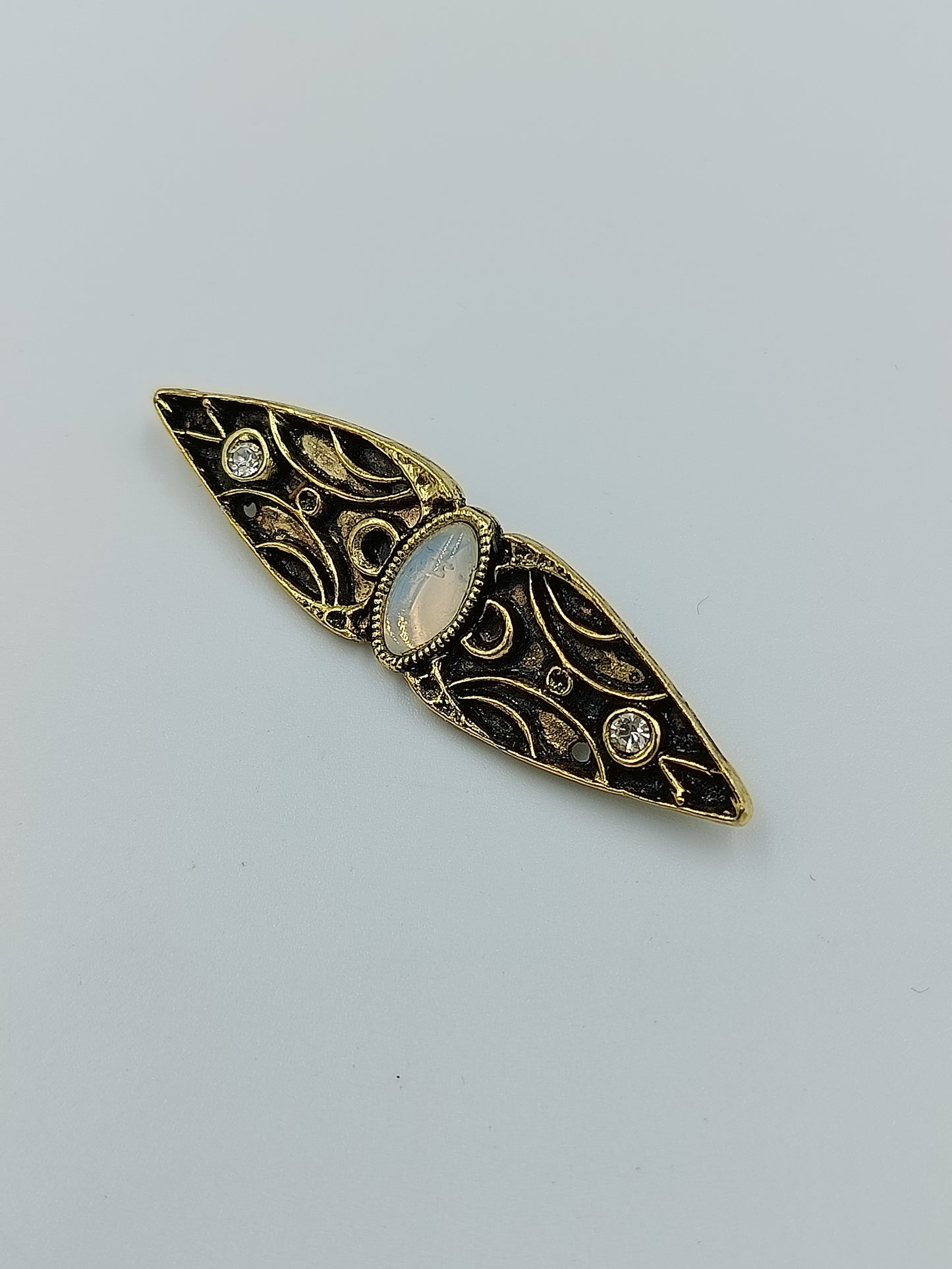 Vintage Brosche in länglicher Form mit Ornamentmuster und Strassdetail