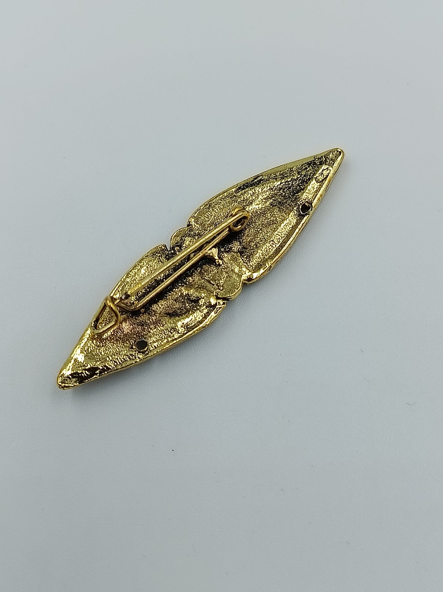 Vintage Brosche in länglicher Form mit Ornamentmuster und Strassdetail