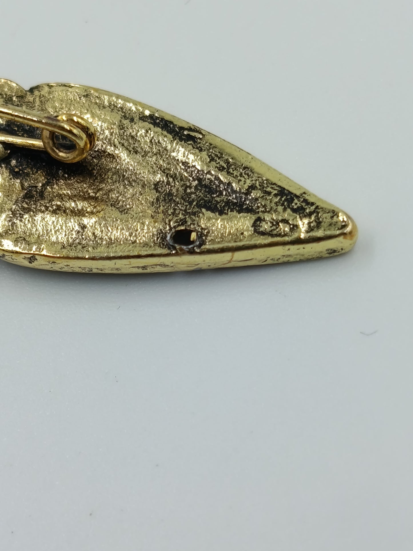 Vintage Brosche in länglicher Form mit Ornamentmuster und Strassdetail