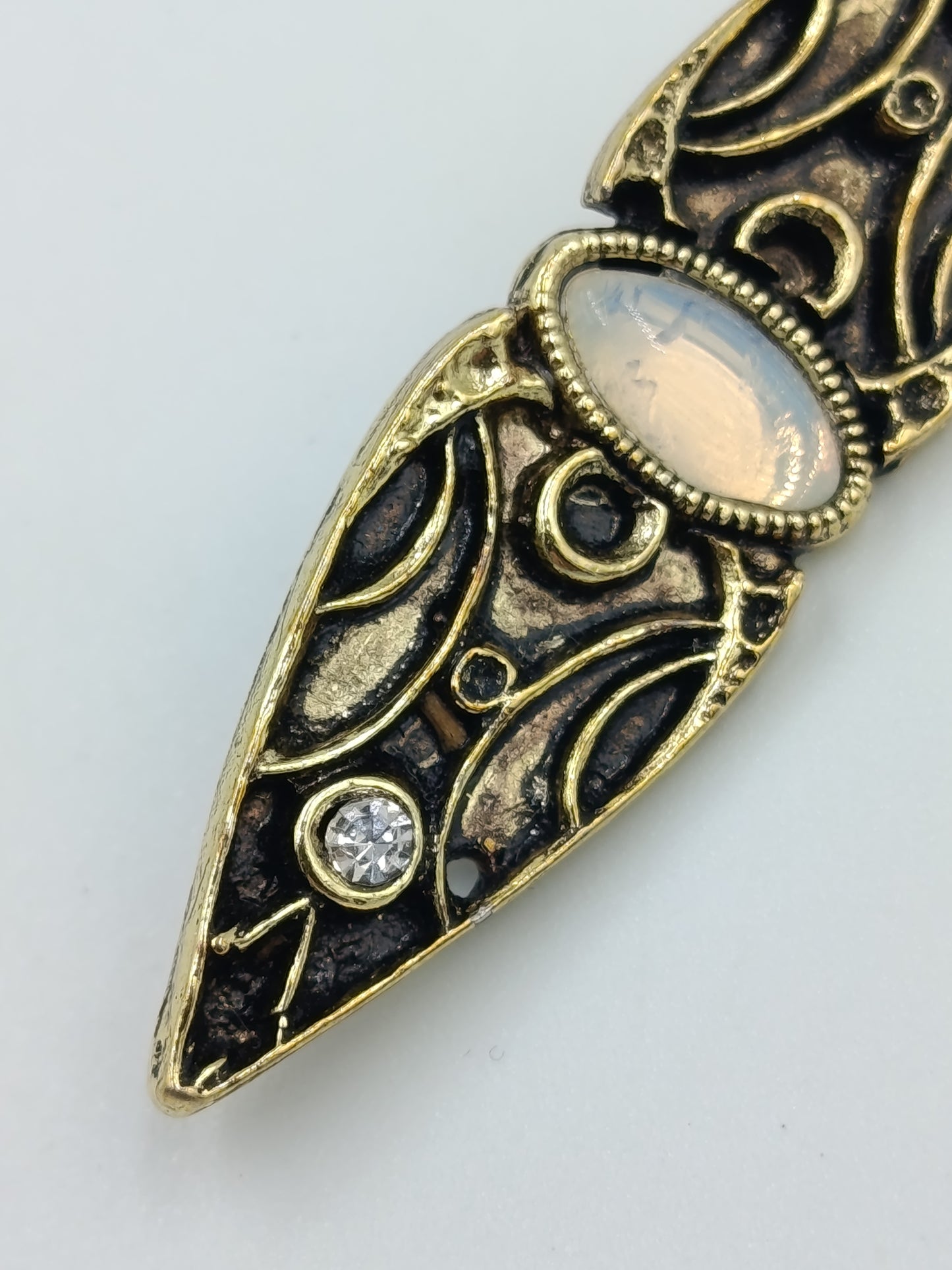 Vintage Brosche in länglicher Form mit Ornamentmuster und Strassdetail