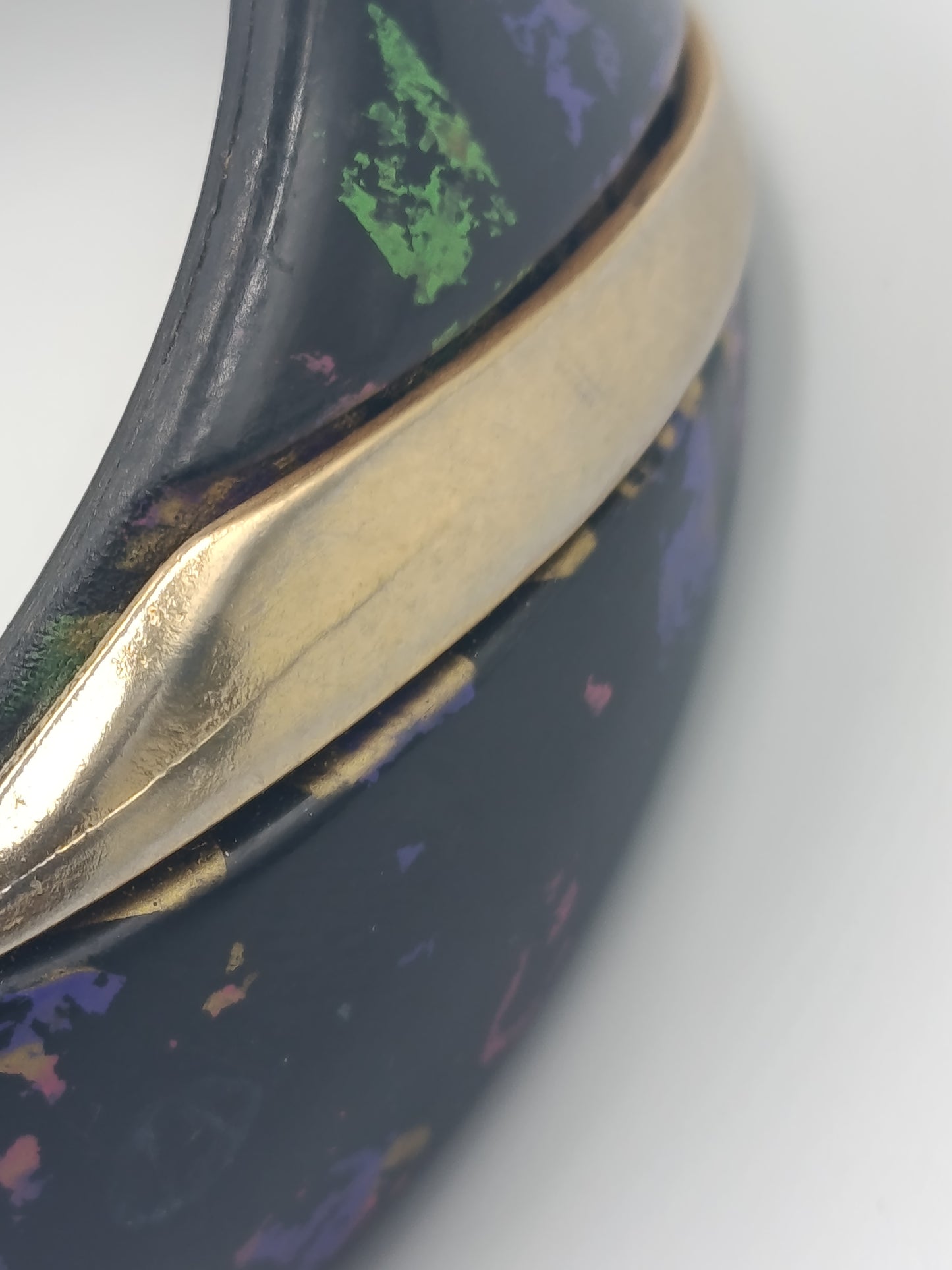 Dunkelblauer Vintage Armreif mit farbigen Akzenten und goldfarbenen Elementen