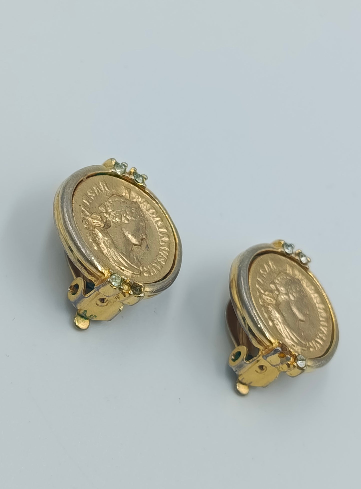 Vintage Ohrclips im Münzdesign goldfarben mit Strasssteinen