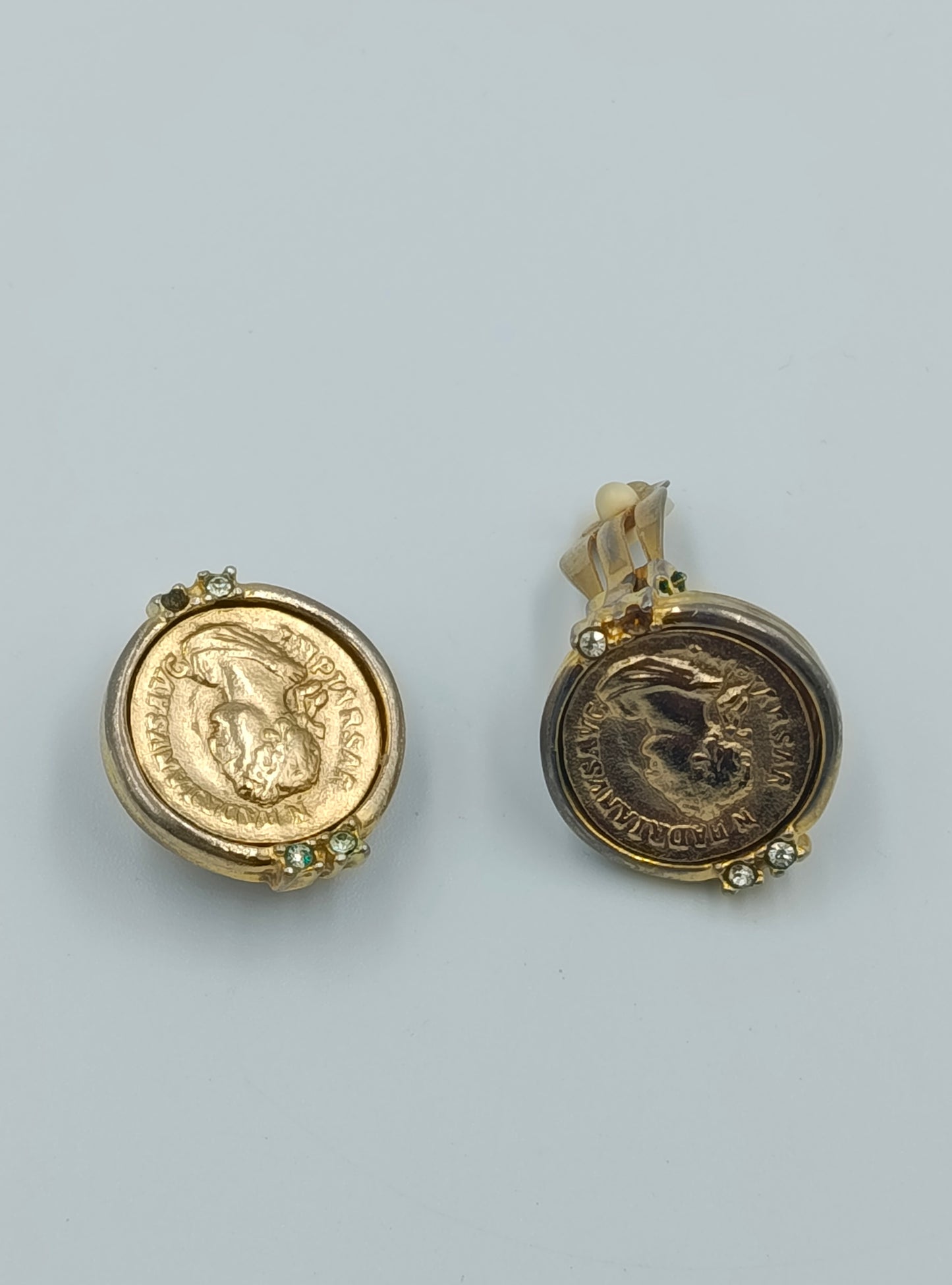 Vintage Ohrclips im Münzdesign goldfarben mit Strasssteinen