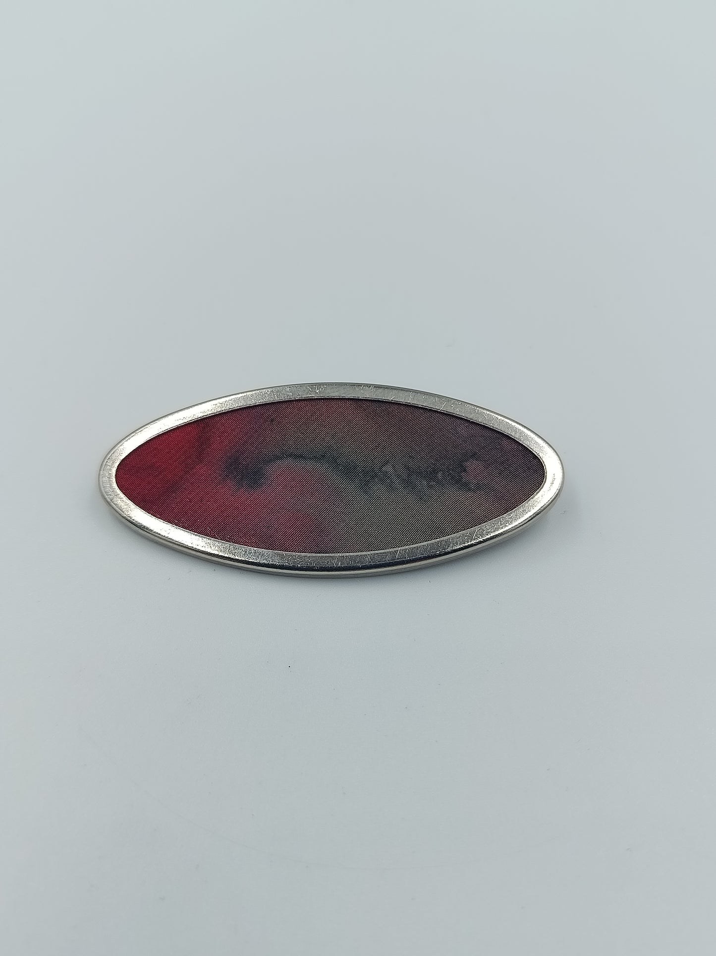 Vintage Brosche oval Silberfarben mit rotem Stoffeinsatz elegantes Design