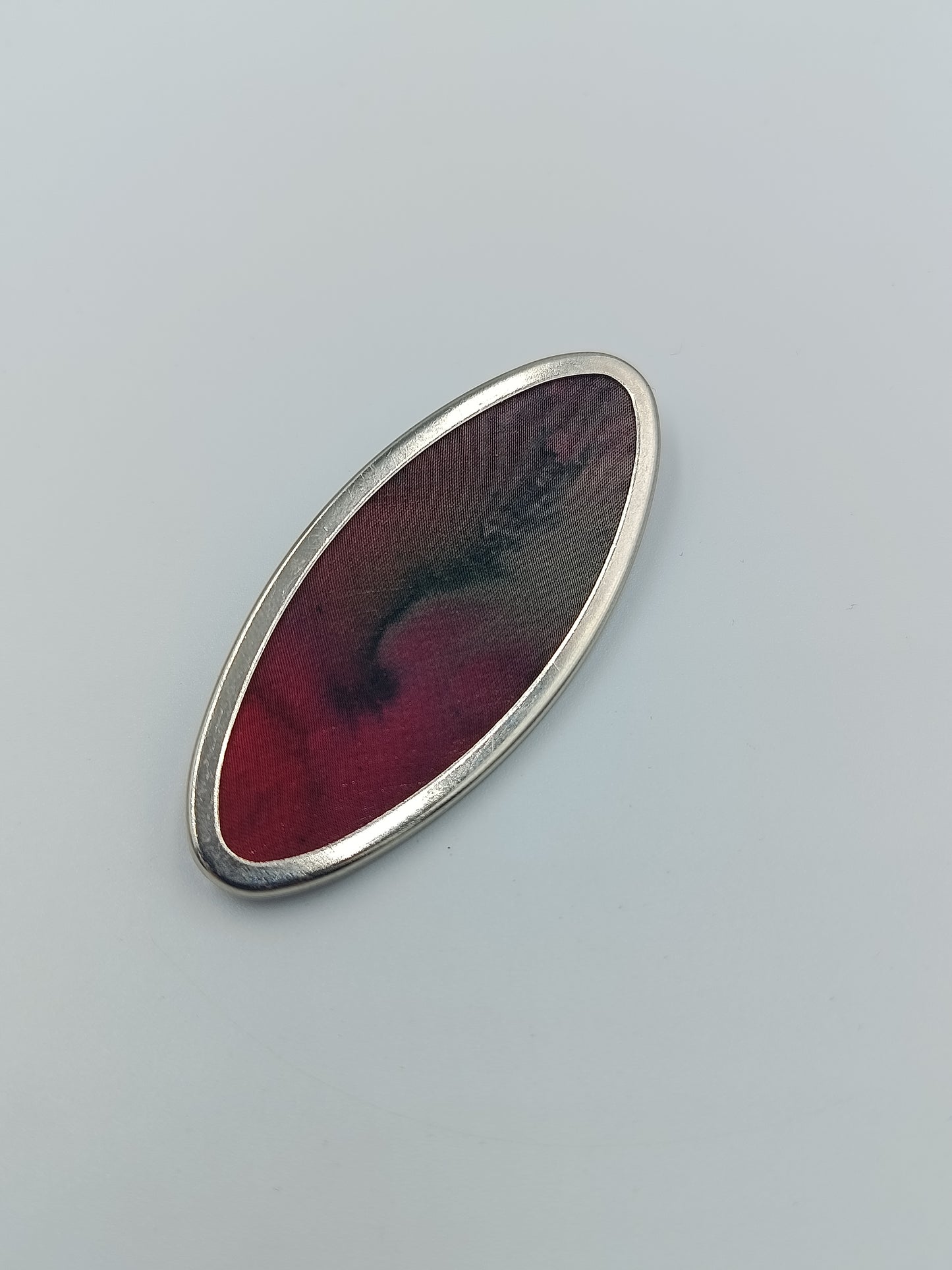 Vintage Brosche oval Silberfarben mit rotem Stoffeinsatz elegantes Design