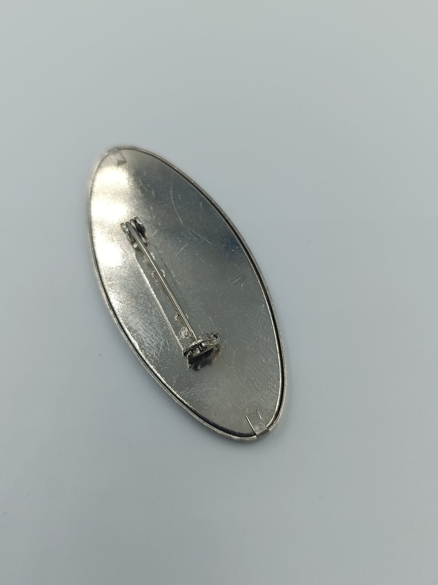 Vintage Brosche oval Silberfarben mit rotem Stoffeinsatz elegantes Design