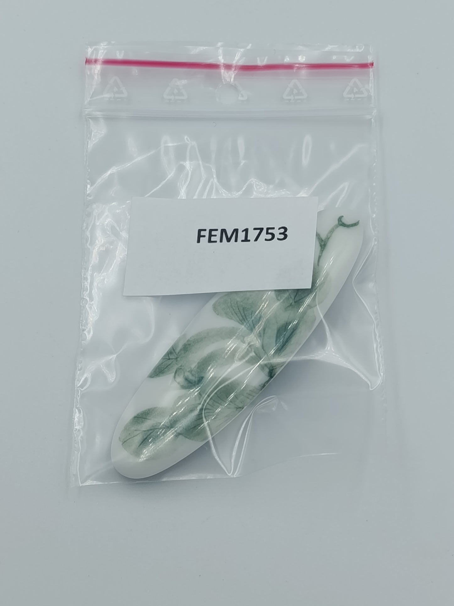 Vintage Brosche länglich mit floralem Dekor in Grün auf weißem Untergrund