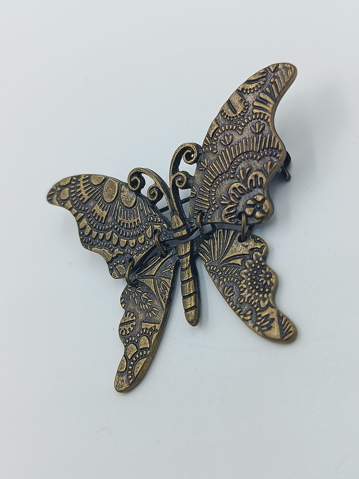 Vintage Schmetterling Brosche in antiker Bronzeoptik mit Ornamentprägung