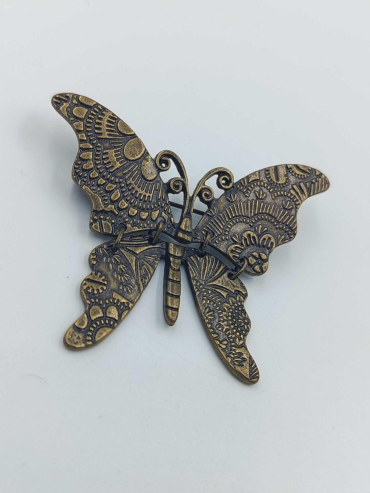 Vintage Schmetterling Brosche in antiker Bronzeoptik mit Ornamentprägung