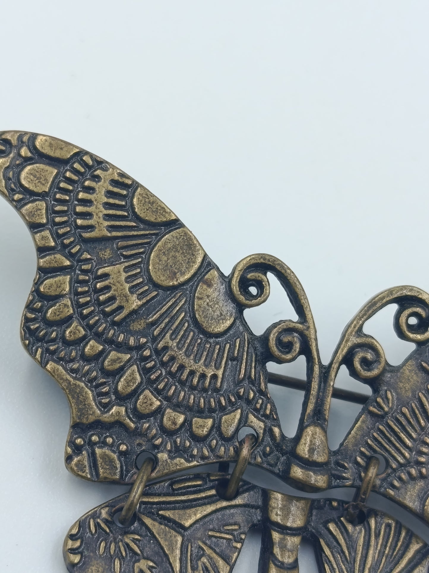 Vintage Schmetterling Brosche in antiker Bronzeoptik mit Ornamentprägung