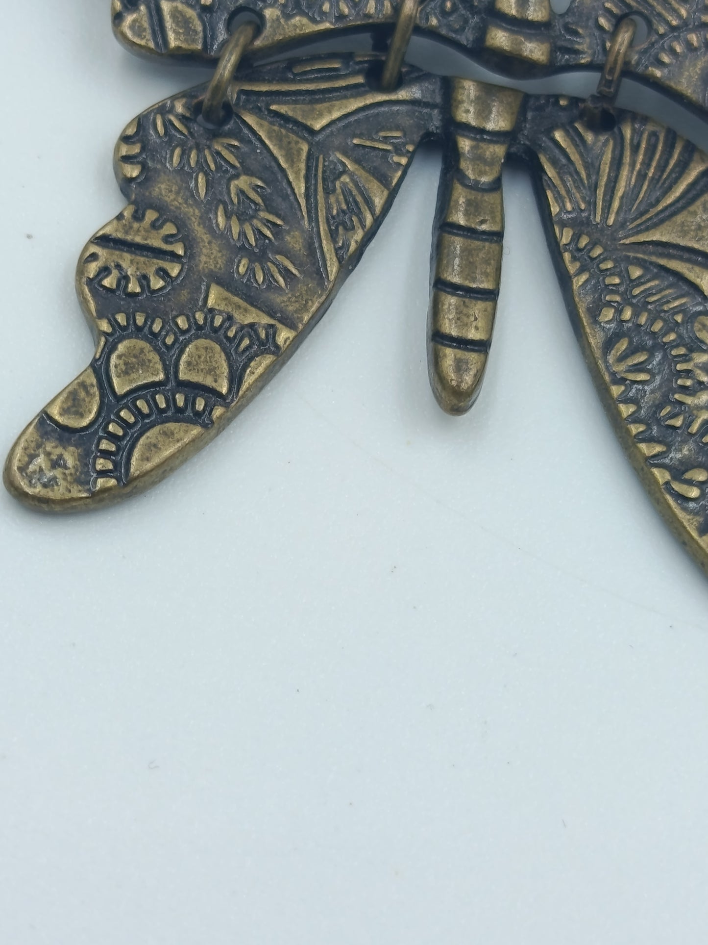 Vintage Schmetterling Brosche in antiker Bronzeoptik mit Ornamentprägung
