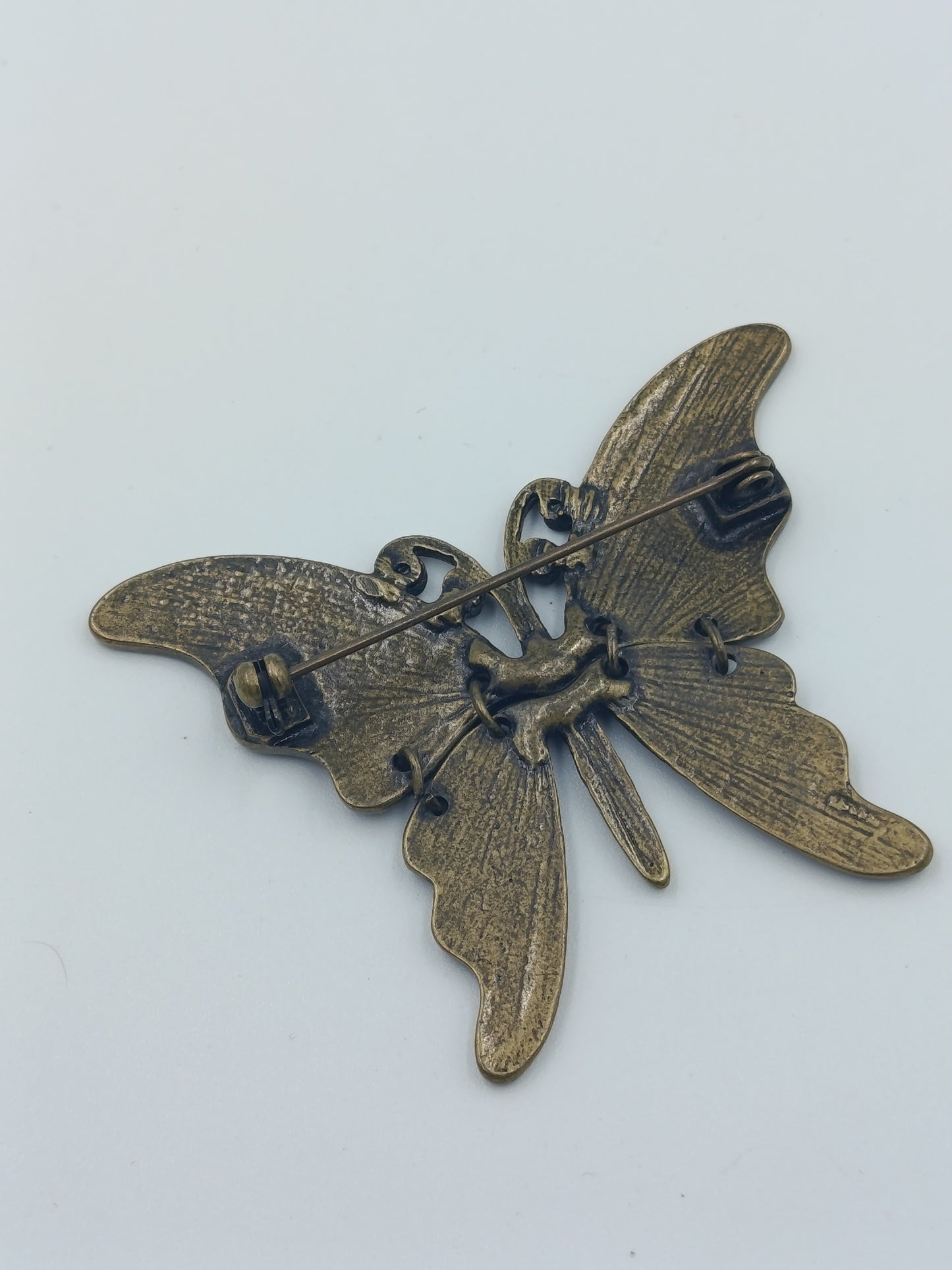 Vintage Schmetterling Brosche in antiker Bronzeoptik mit Ornamentprägung