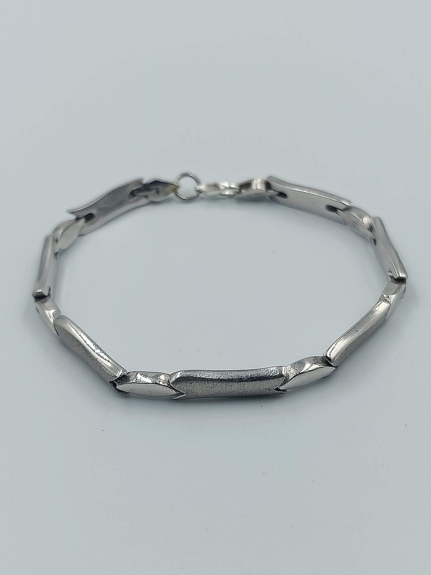 Modernes Gliederarmband aus silberfarben im markanten geometrischen Design