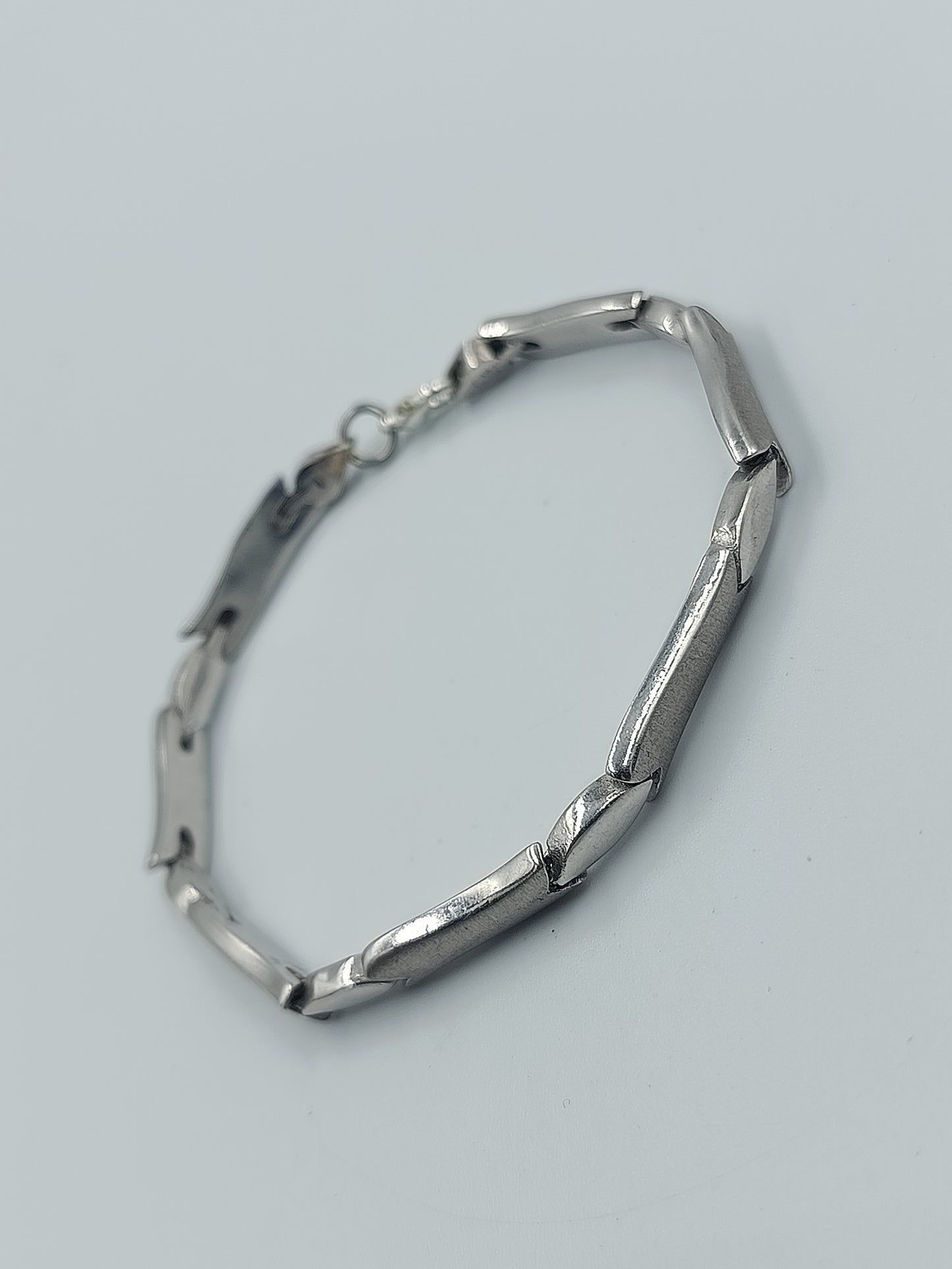Modernes Gliederarmband aus silberfarben im markanten geometrischen Design