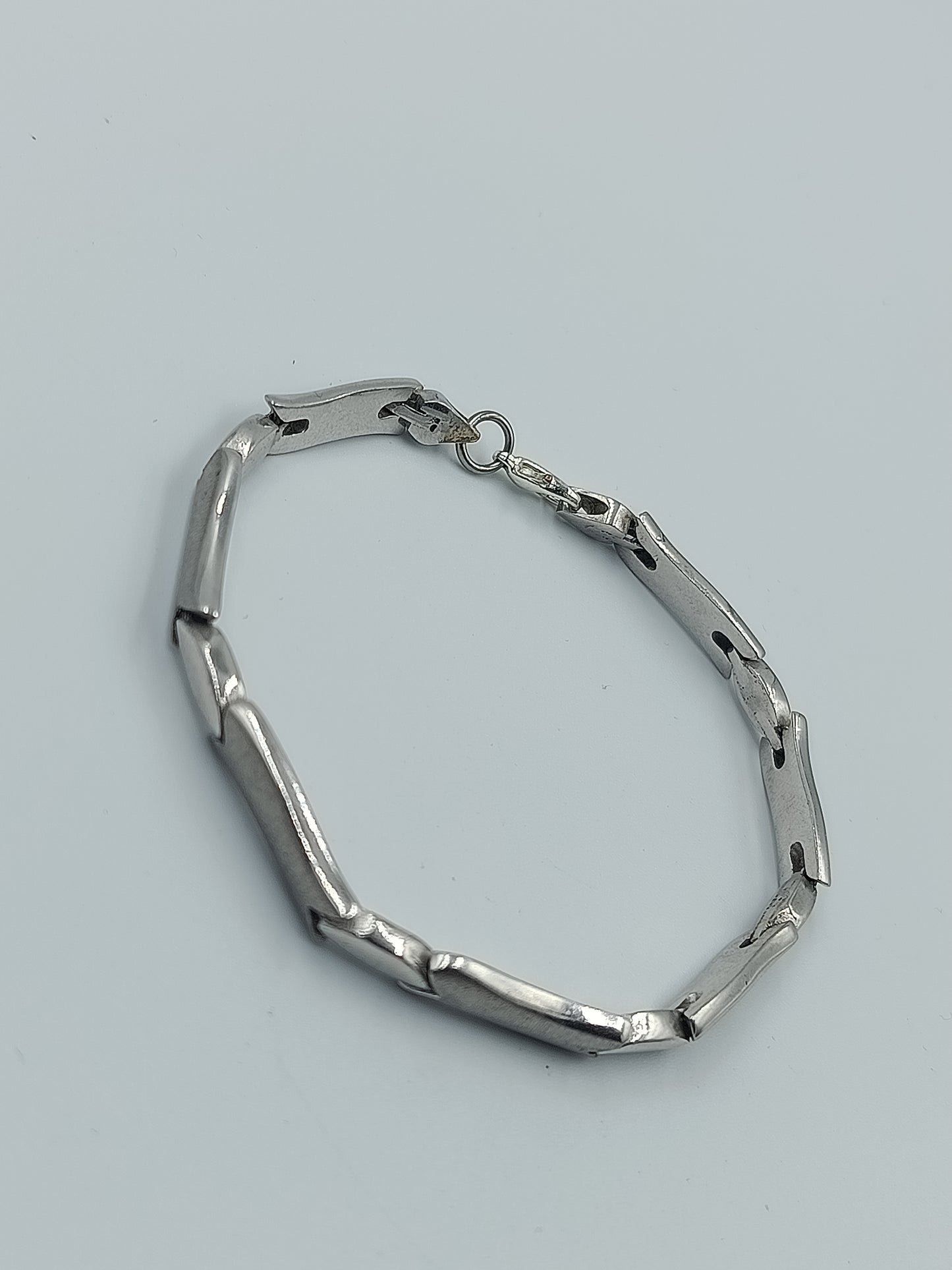 Modernes Gliederarmband aus silberfarben im markanten geometrischen Design