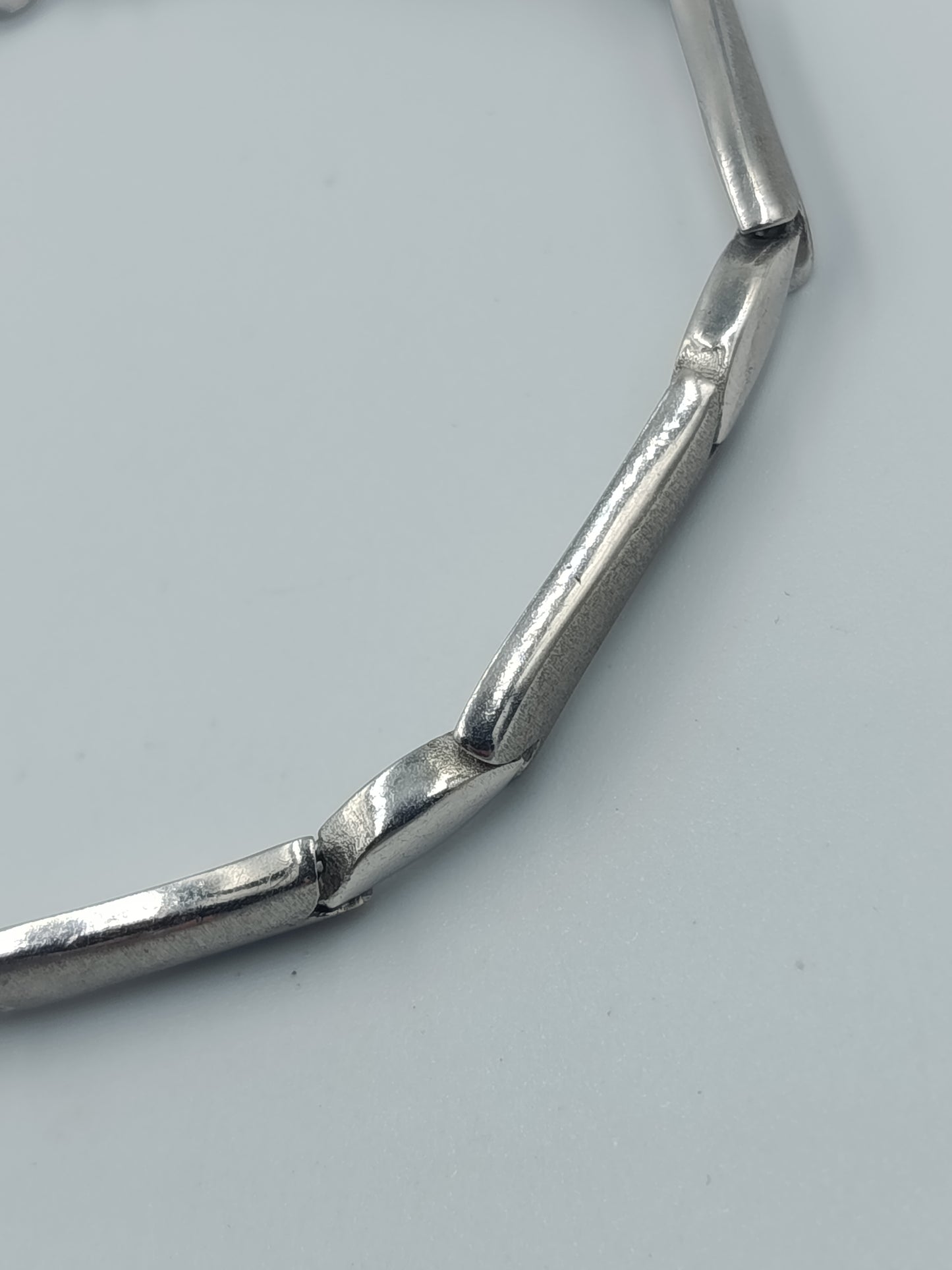 Modernes Gliederarmband aus silberfarben im markanten geometrischen Design