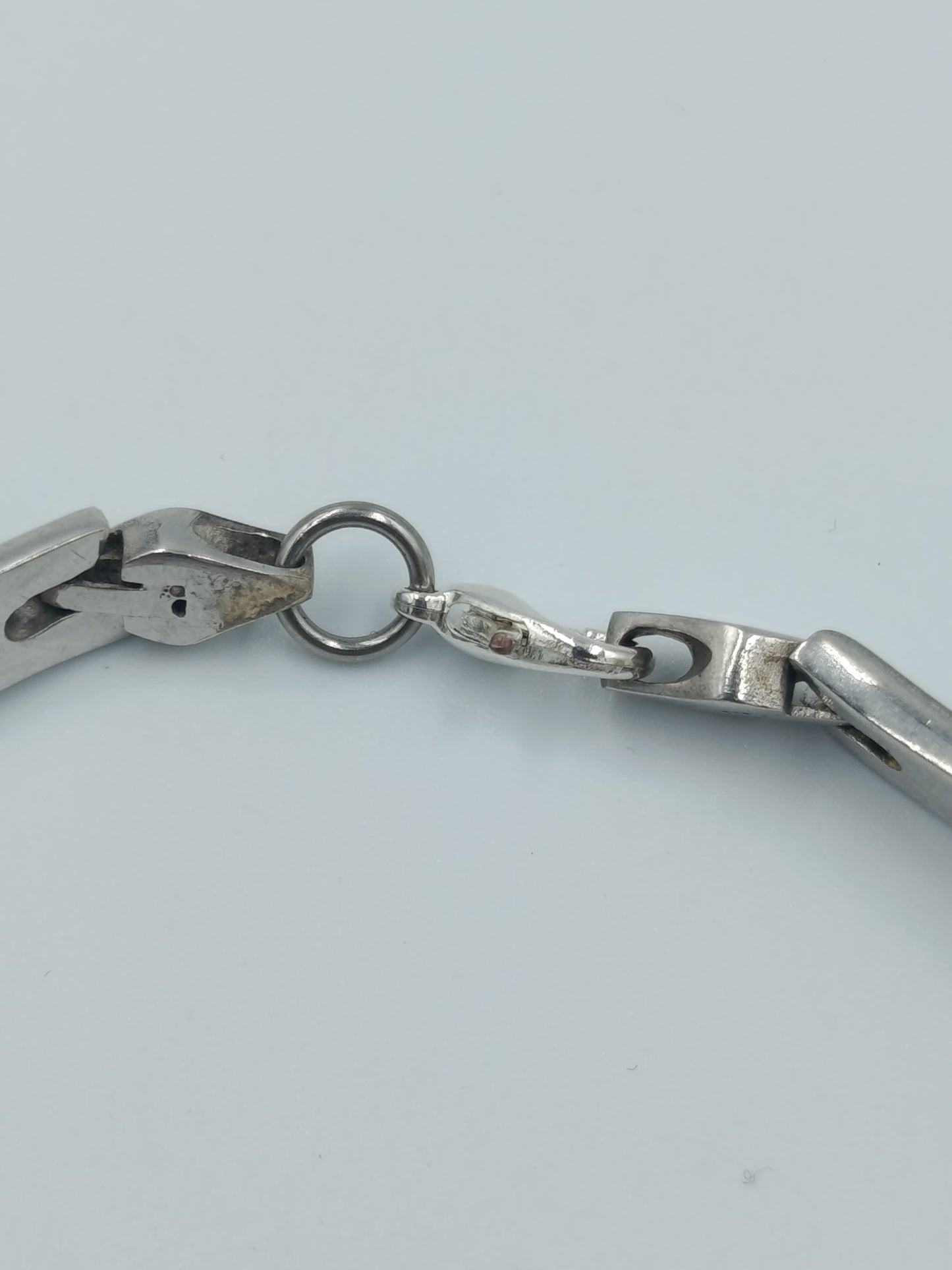 Modernes Gliederarmband aus silberfarben im markanten geometrischen Design