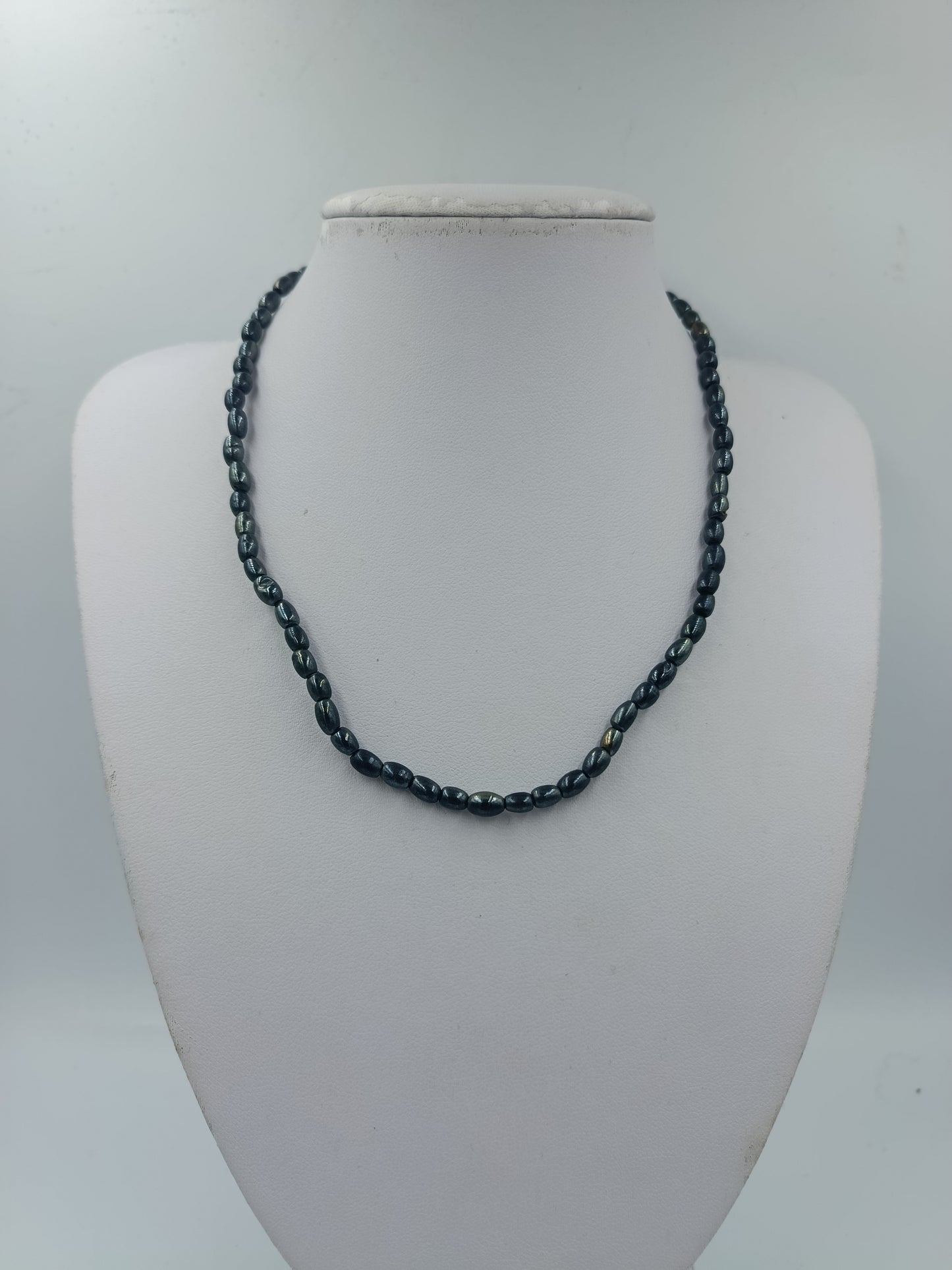 Vintage-Kette: Dunkelgraue Perlen & Magnetverschluss