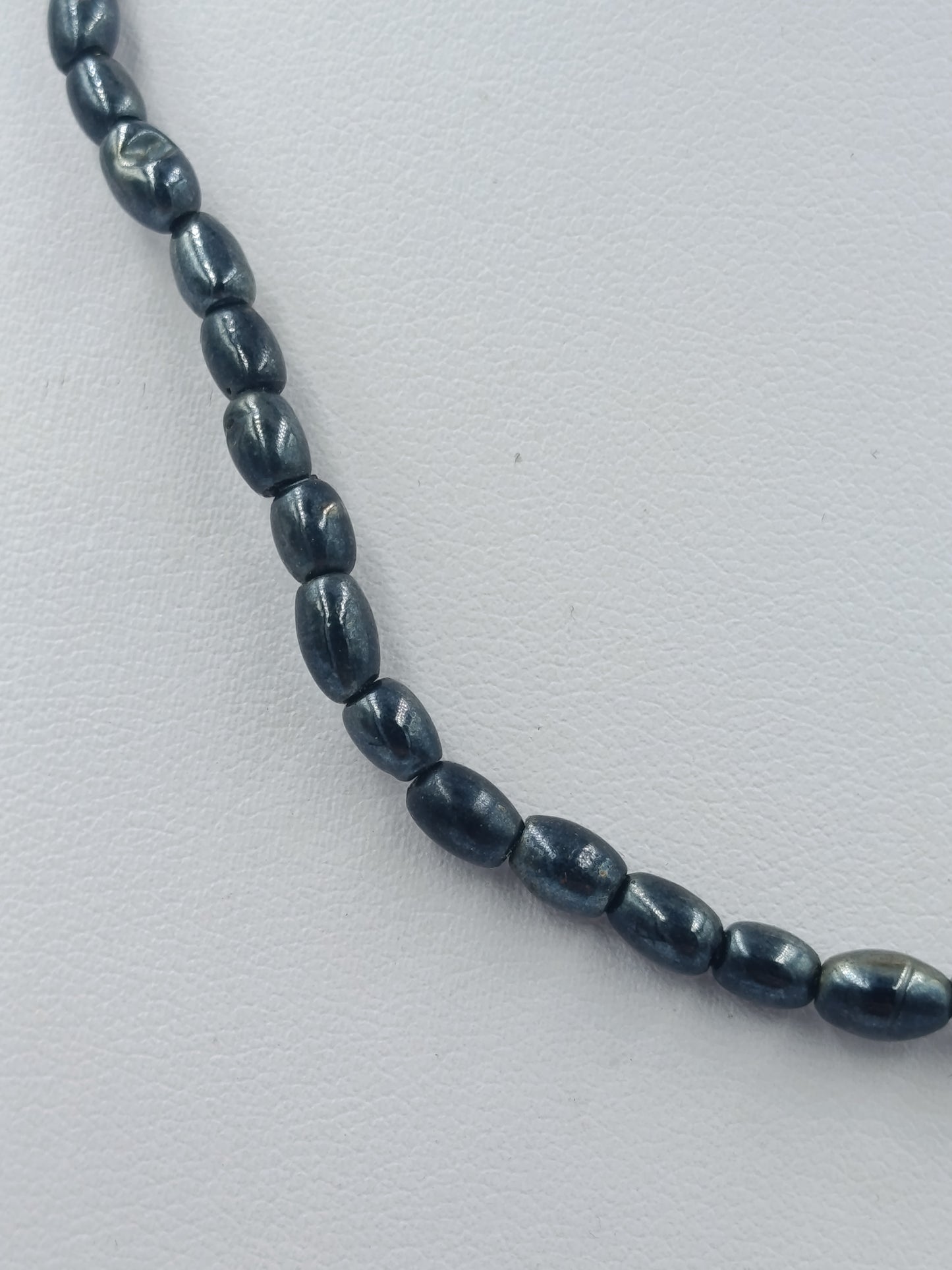 Vintage-Kette: Dunkelgraue Perlen & Magnetverschluss