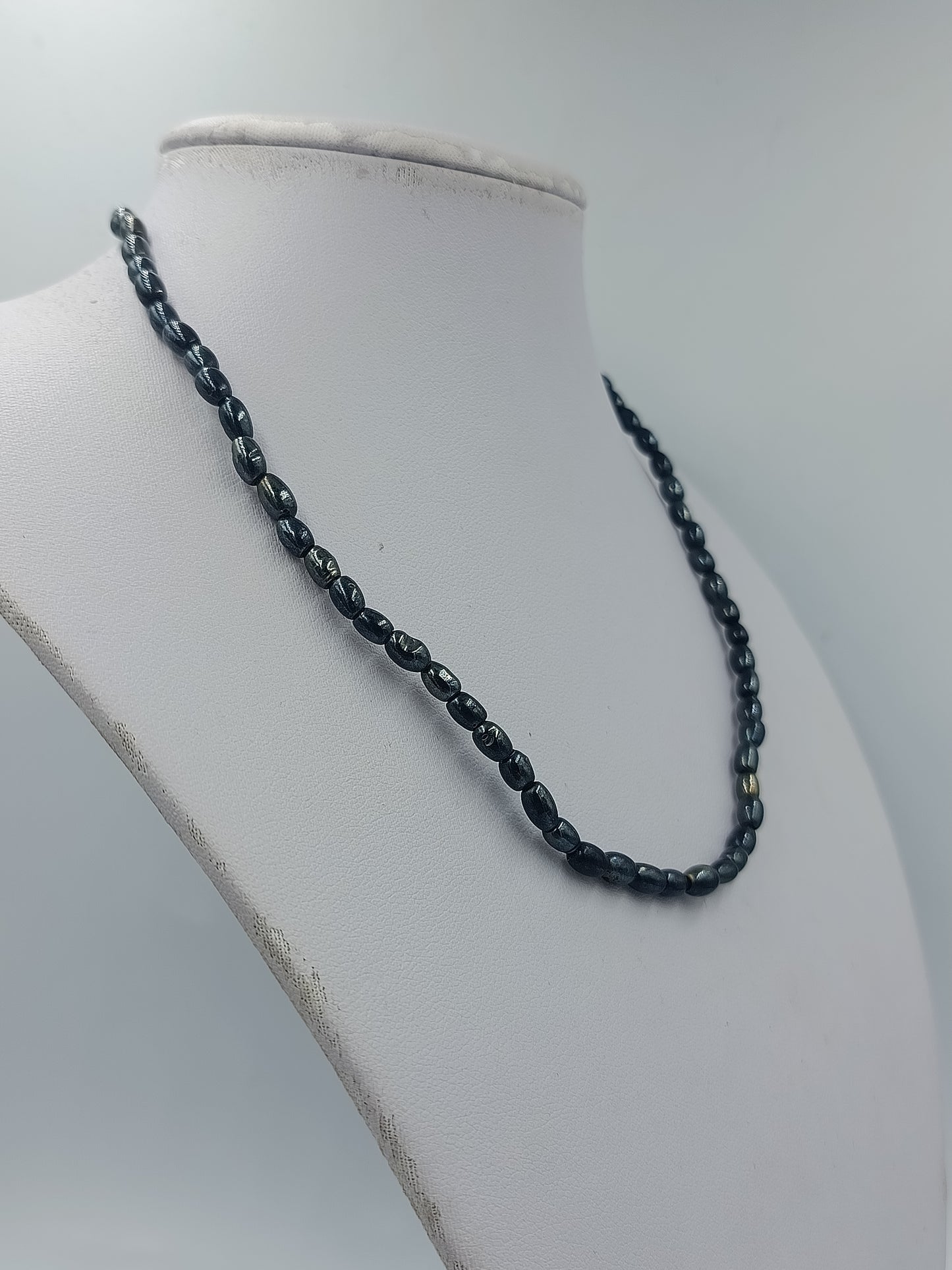 Vintage-Kette: Dunkelgraue Perlen & Magnetverschluss