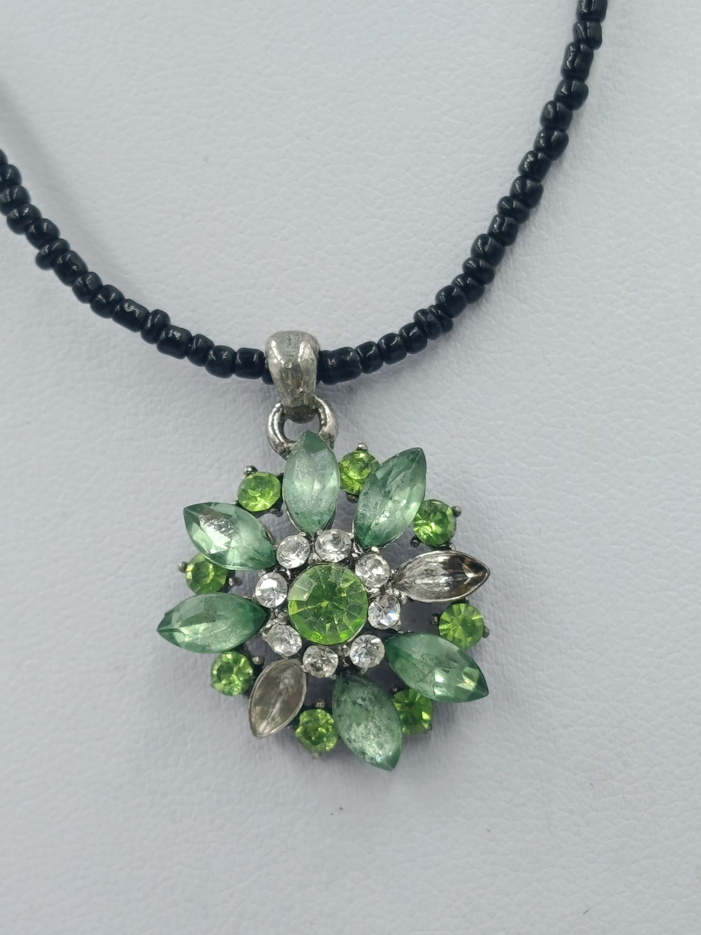 Vintage Halskette mit grünem Blumen Anhänger und schwarzen Glasperlen