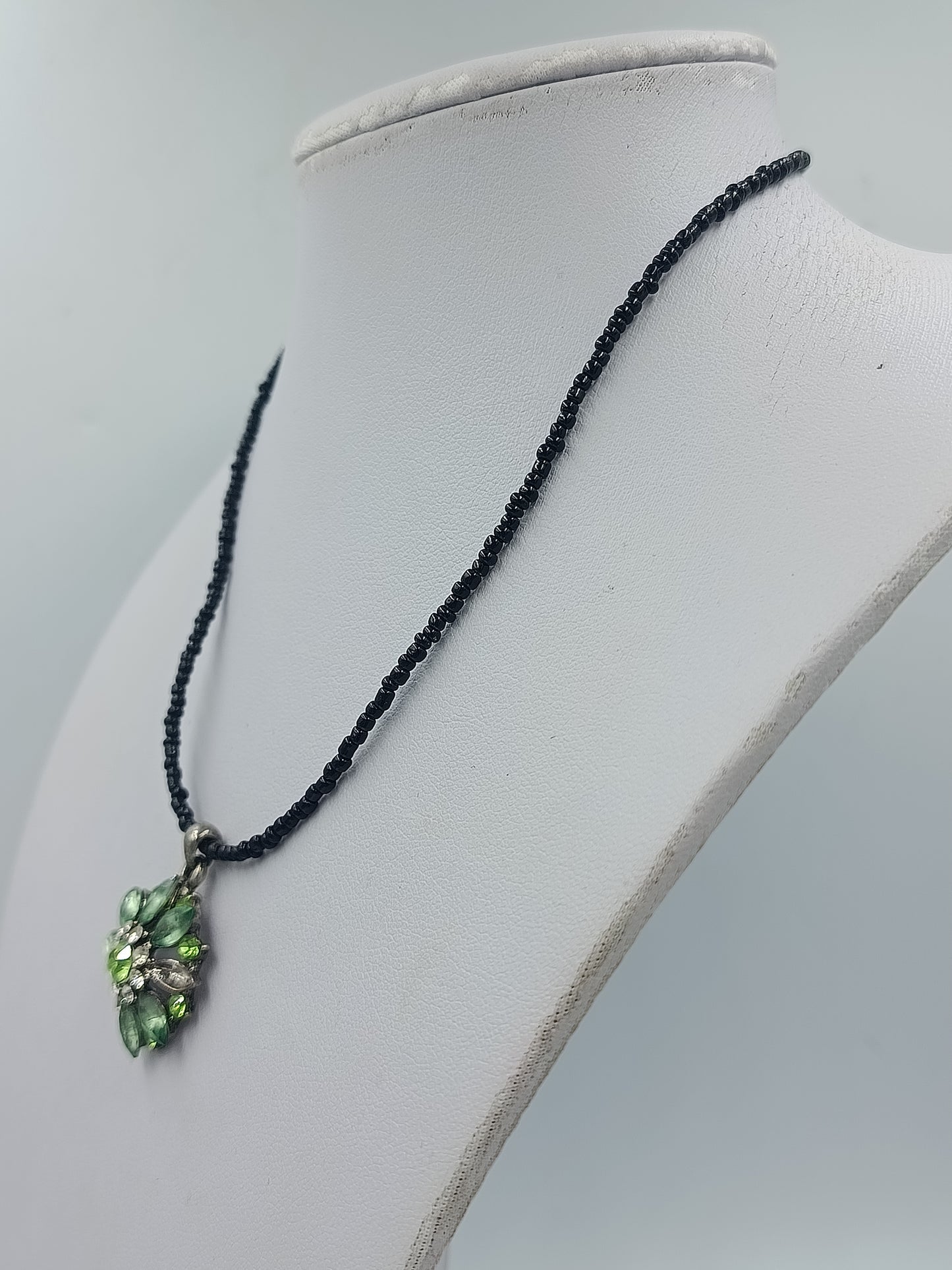 Vintage Halskette mit grünem Blumen Anhänger und schwarzen Glasperlen