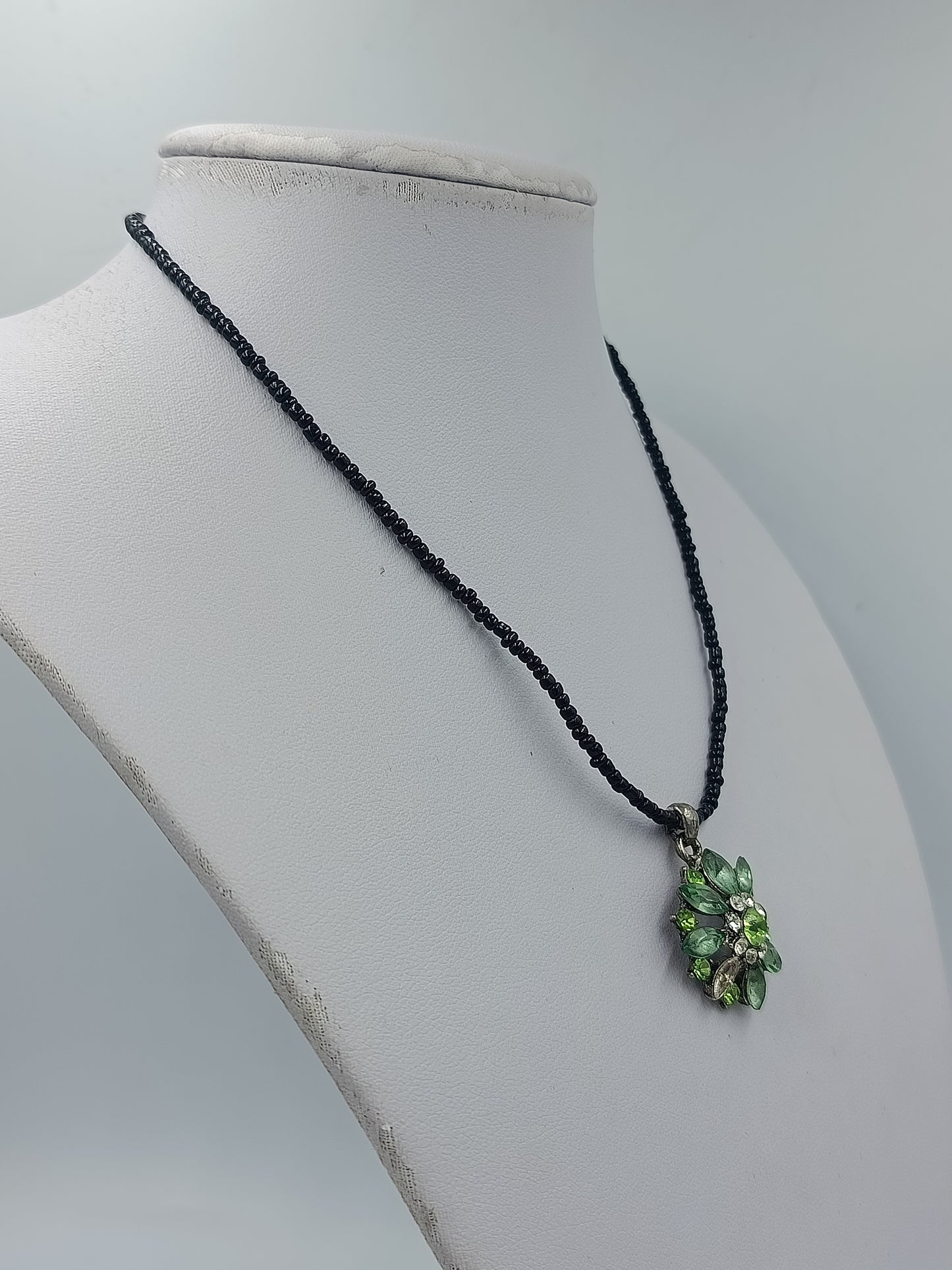 Vintage Halskette mit grünem Blumen Anhänger und schwarzen Glasperlen
