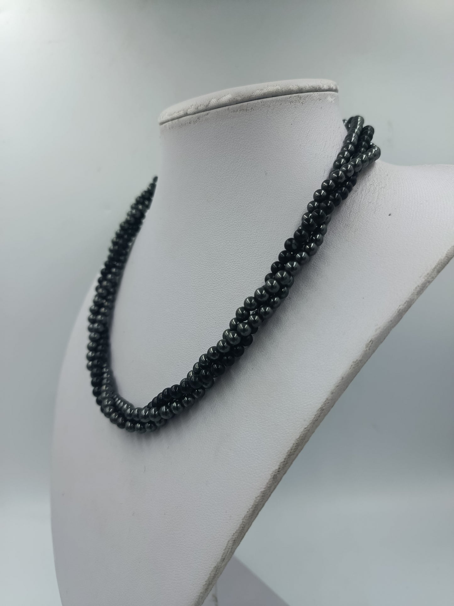 Mehrreihige Vintage Perlenkette in Anthrazit mit klassischem Kugeldesign