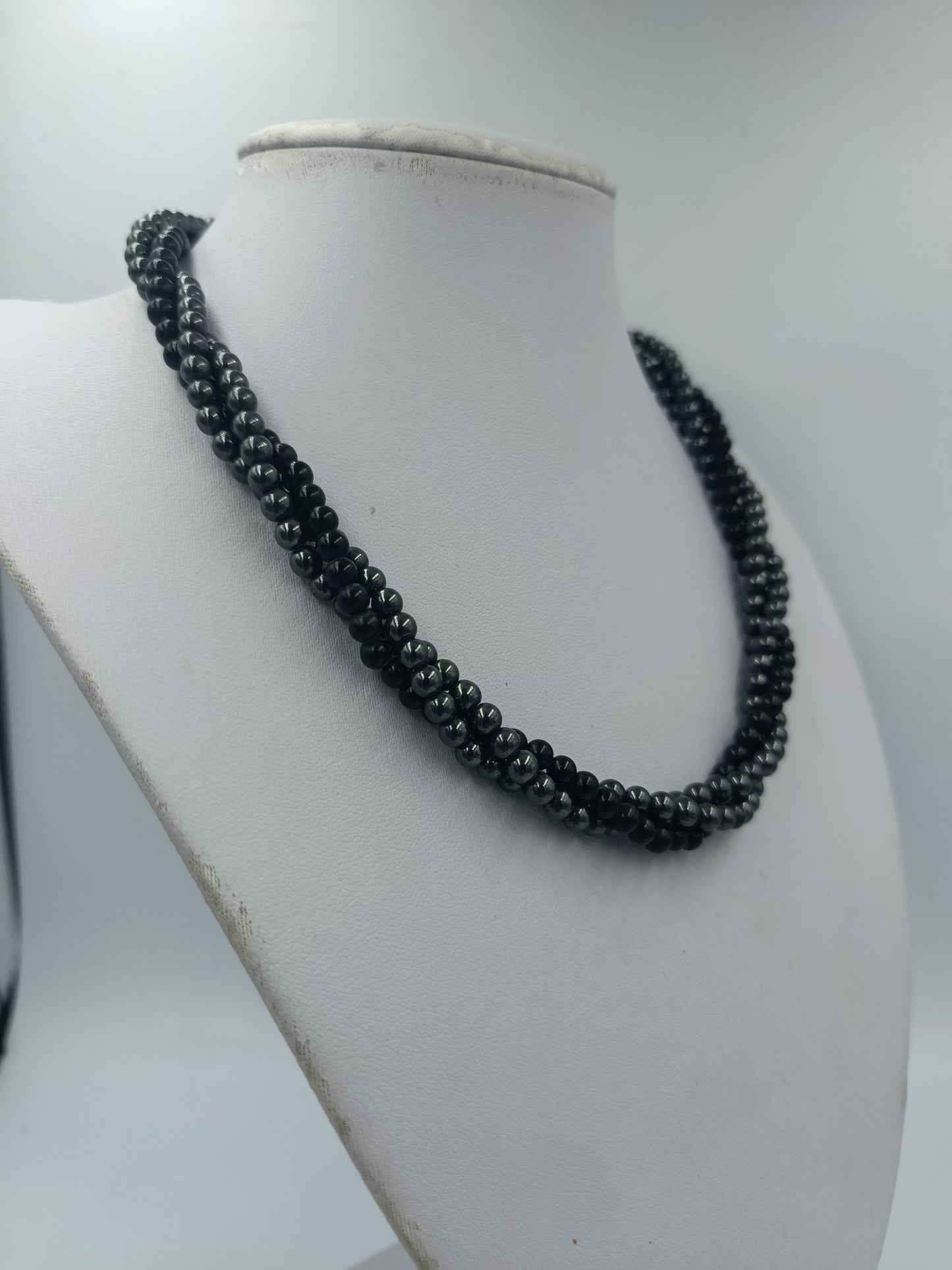 Mehrreihige Vintage Perlenkette in Anthrazit mit klassischem Kugeldesign