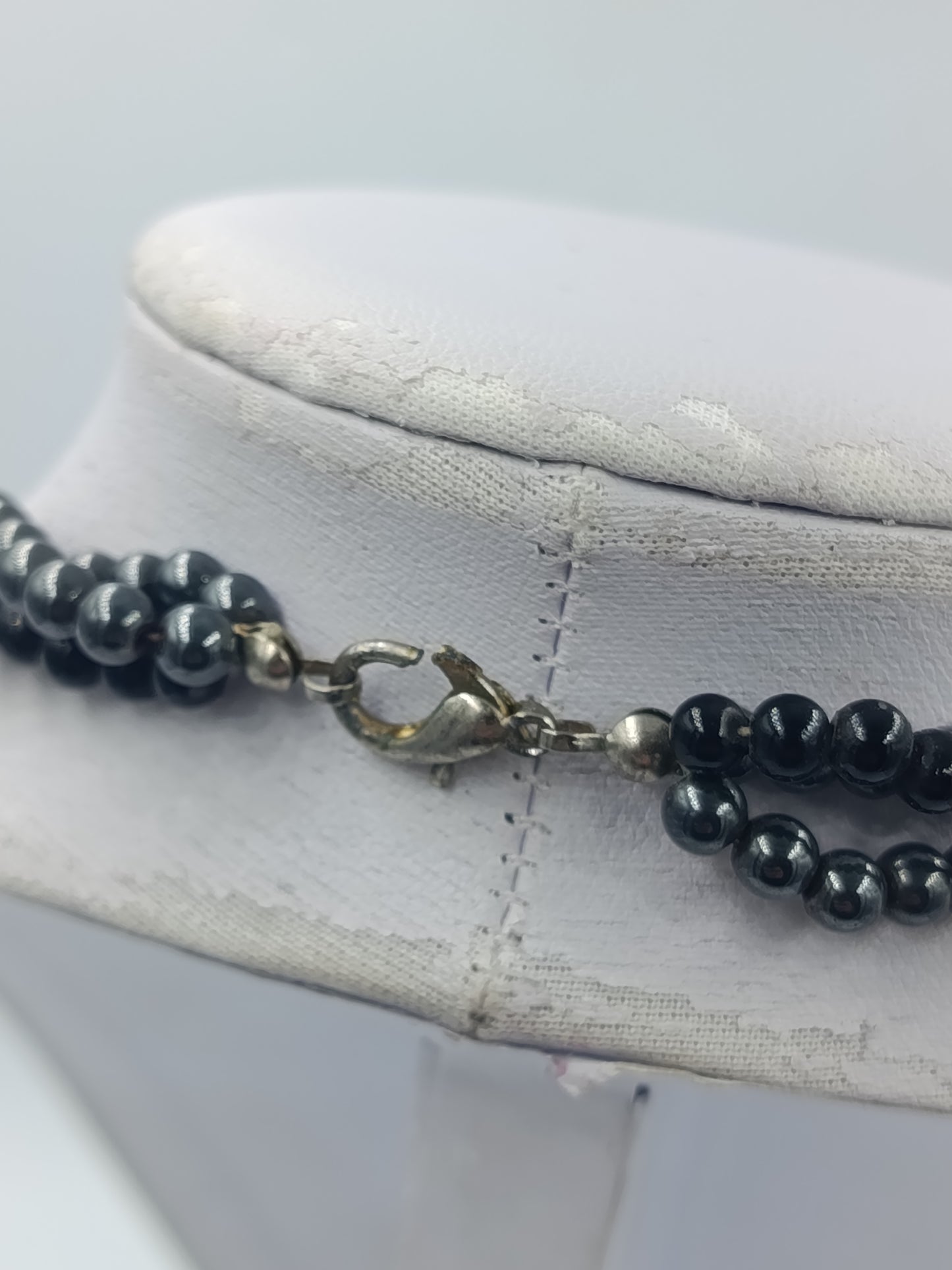 Mehrreihige Vintage Perlenkette in Anthrazit mit klassischem Kugeldesign