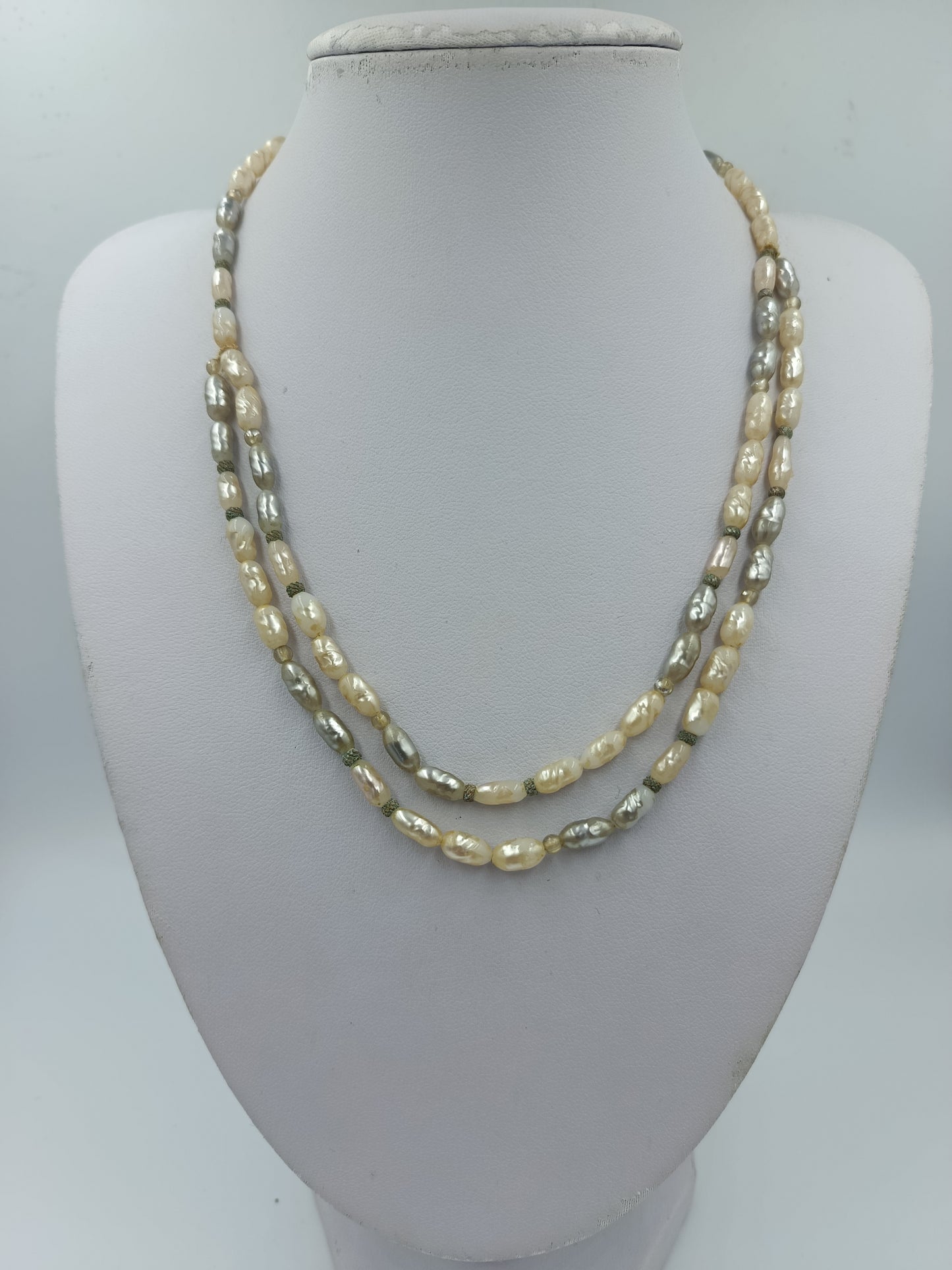 Mehrreihige Perlenkette in Creme und Silber mit natürlicher Barockoptik